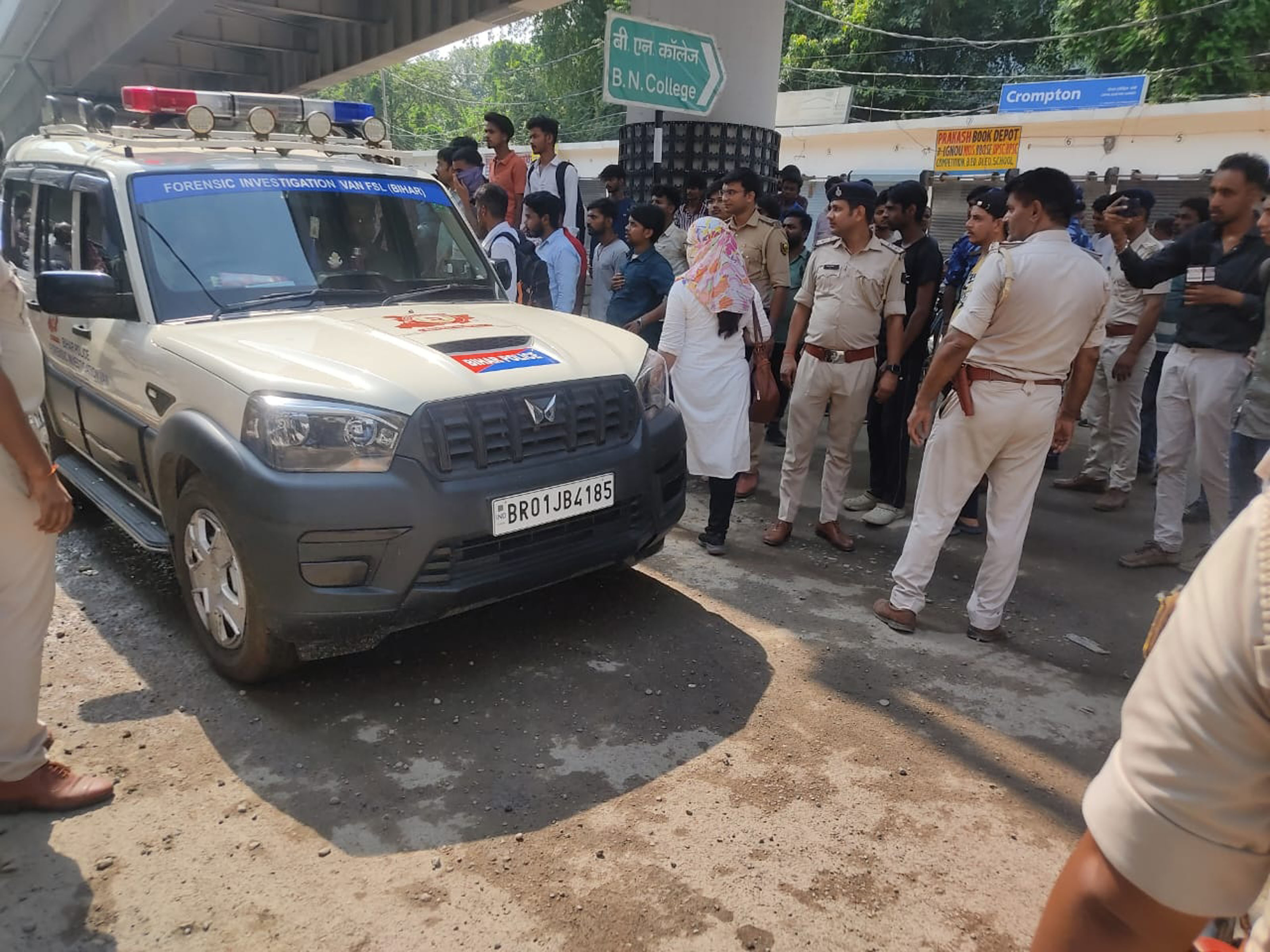 बिहार नेशनल कॉलेज के हॉस्टल में छात्रों के दो गुटों में मारपीट और बमबाजी के बाद पुलिस जवान चौकसी करते बिहार नेशनल कॉलेज के हॉस्टल में छात्रों के दो गुटों में मारपीट और बमबाजी के बाद पुलिस जवान चौकसी करते