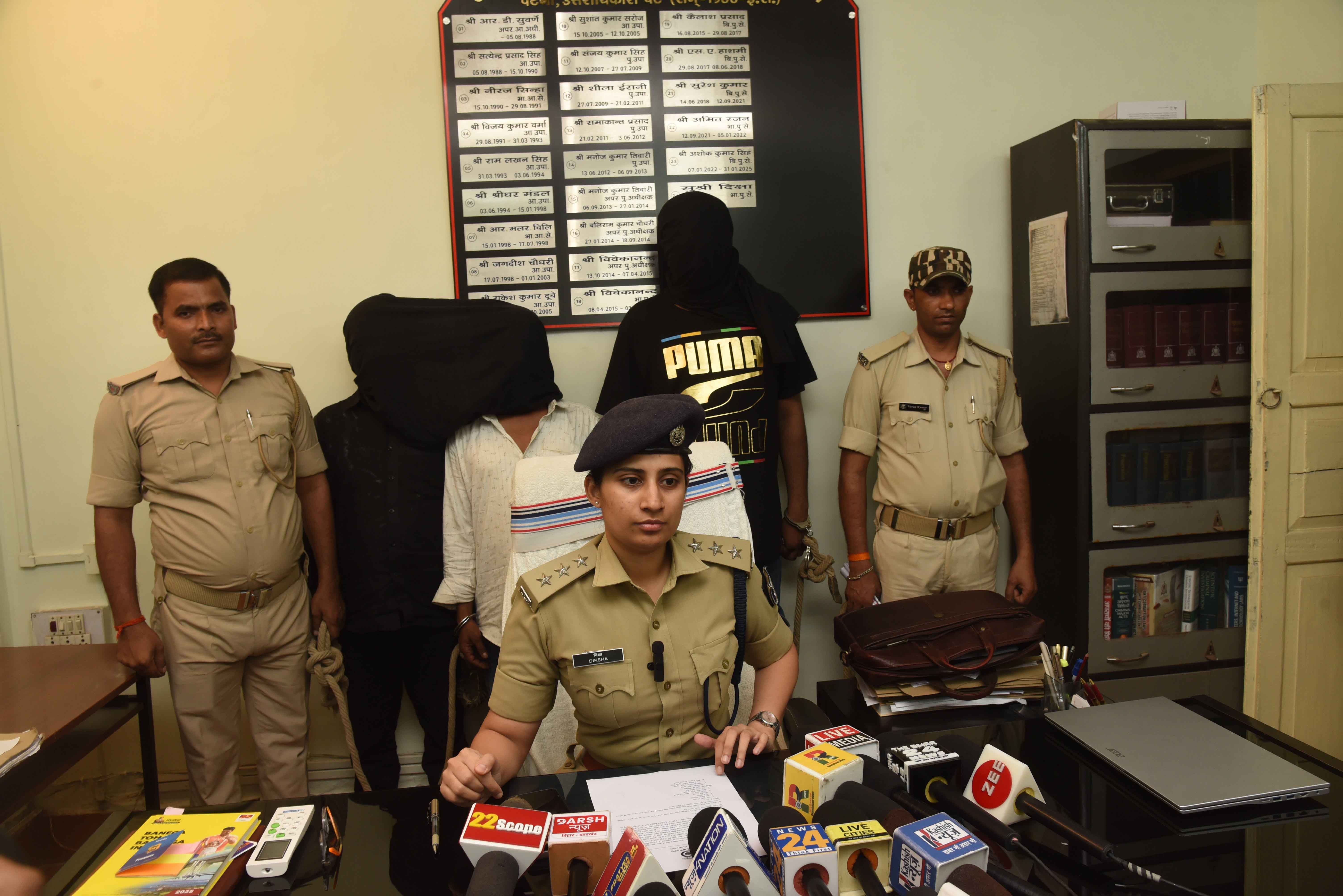 कदमकुआं थाना अंतर्गत लूट एवं चैन स्नैचिंग मामले में अपराधियों की गिरफ्तारी पर प्रेस वार्ता को संबोधित करते टाउन एसपी दीक्षा कदमकुआं थाना अंतर्गत लूट एवं चैन स्नैचिंग मामले में अपराधियों की गिरफ्तारी पर प्रेस वार्ता को संबोधित करते टाउन एसपी दीक्षा