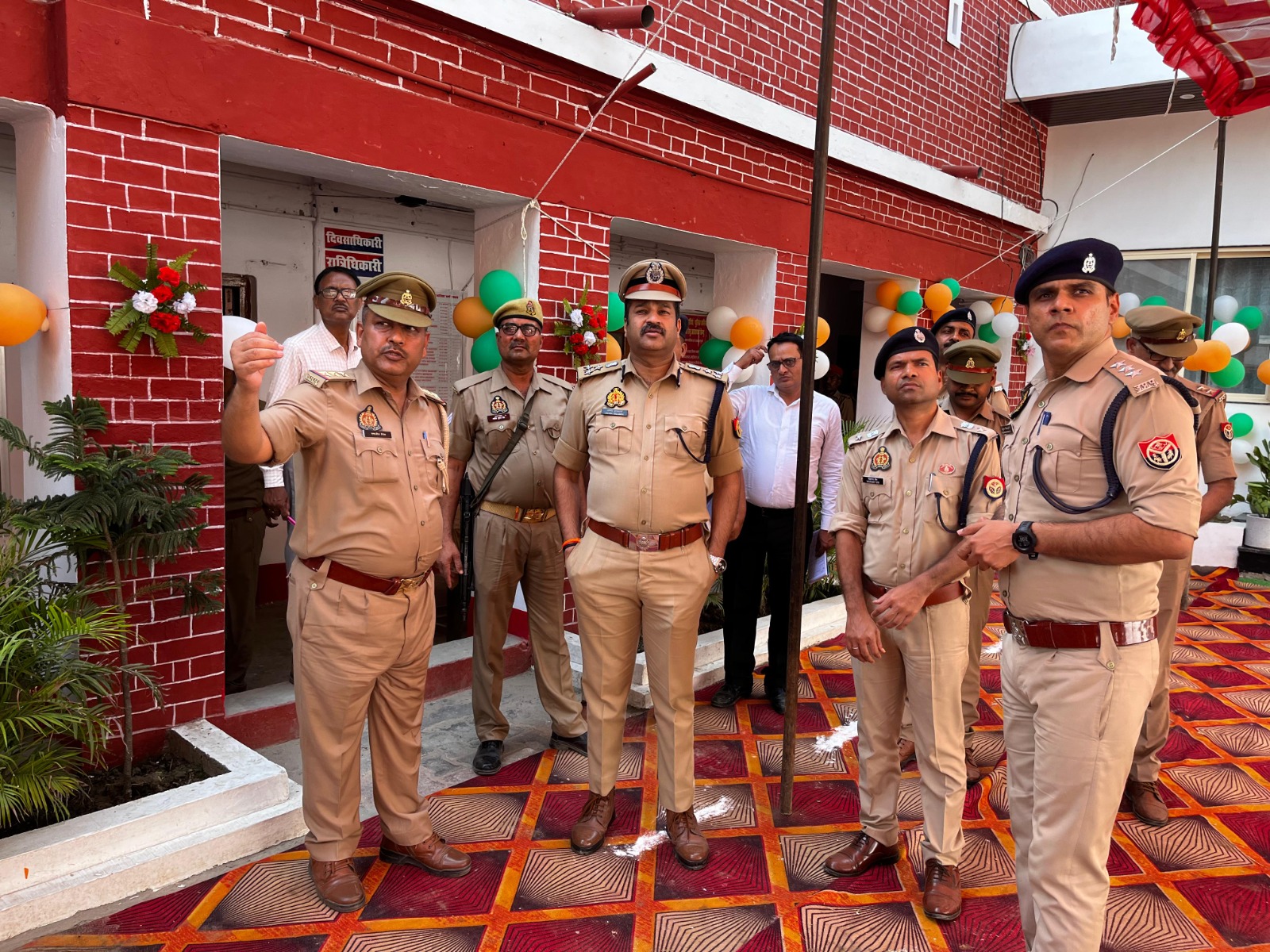 उपमहानिरीक्षक ने थाना रुद्रपुर व थाना गौरीबाजार का औचक निरीक्षण किया