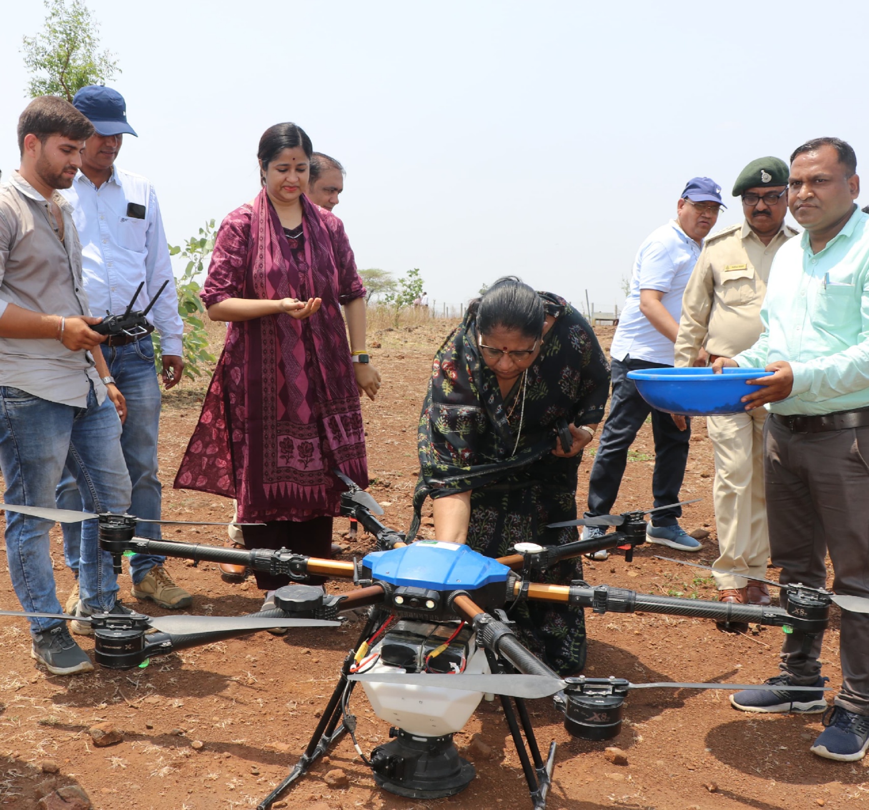 झाबुआ: कैबिनेट मंत्री ने किया हेक्साकॉप्टर ड्रोन के माध्यम से सीड बॉल्स छिड़काव का शुभारम्भ
