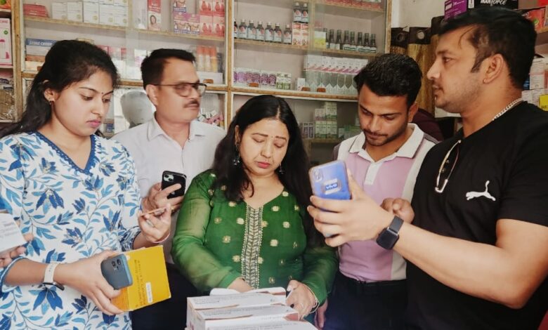 छापेमारी करती ड्रग इंस्पेक्टर अनीता भारती छापेमारी करती ड्रग इंस्पेक्टर अनीता भारती