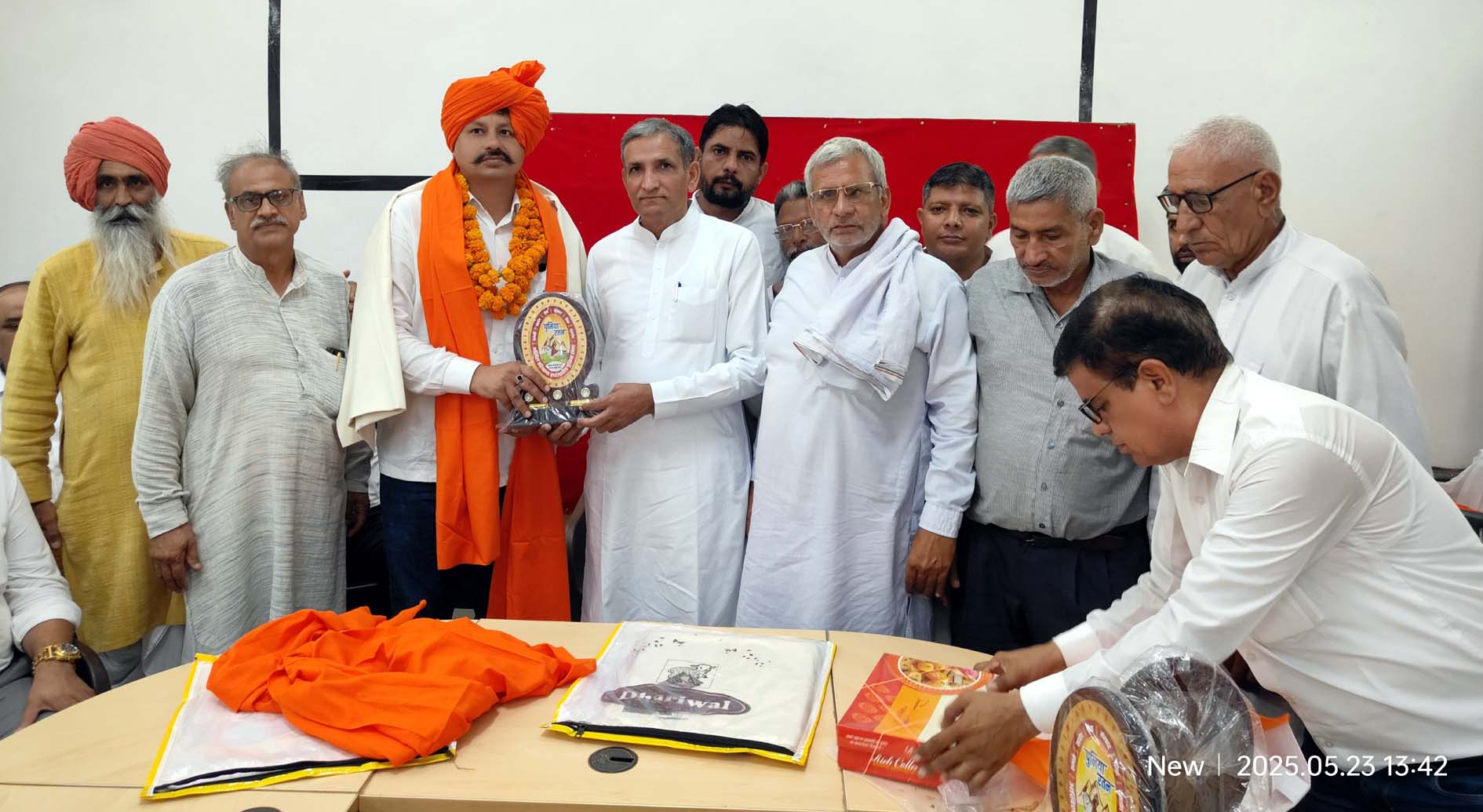 हिसार बार के उप प्रधान को पूनिया खाप ने किया सम्मानित