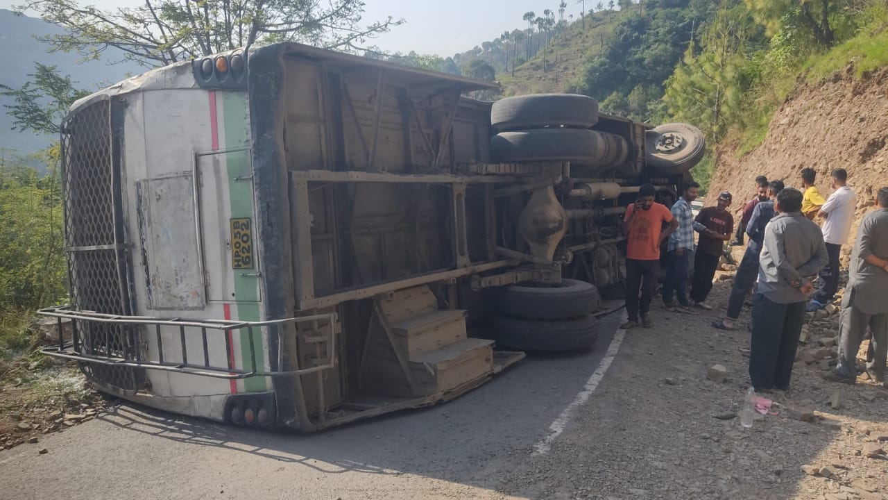सोलन में पलटी एचआरटीसी बस, चालक की सूझ-बूझ से टला बड़ा हादसा