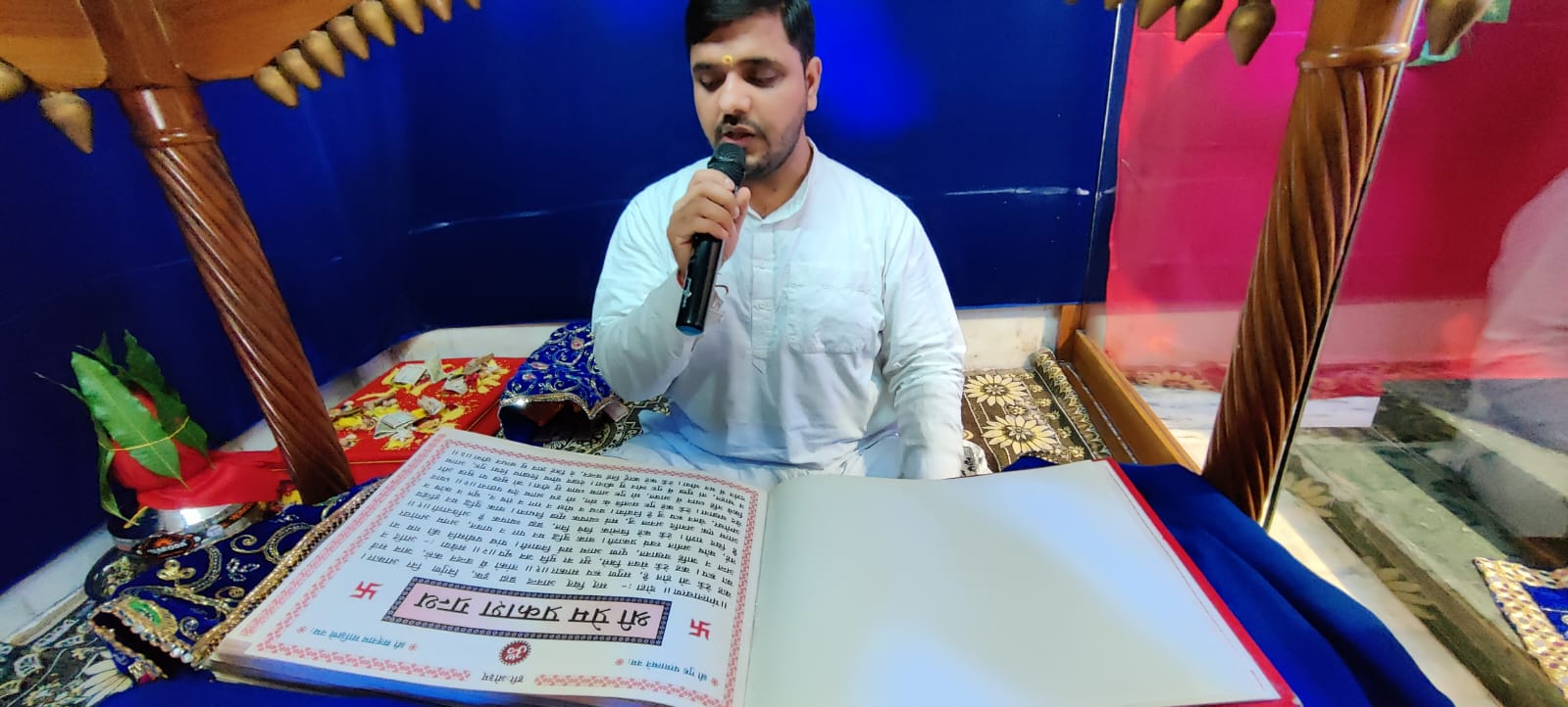 प्रवचन देते हुए संत लोकेश। प्रवचन देते हुए संत लोकेश।