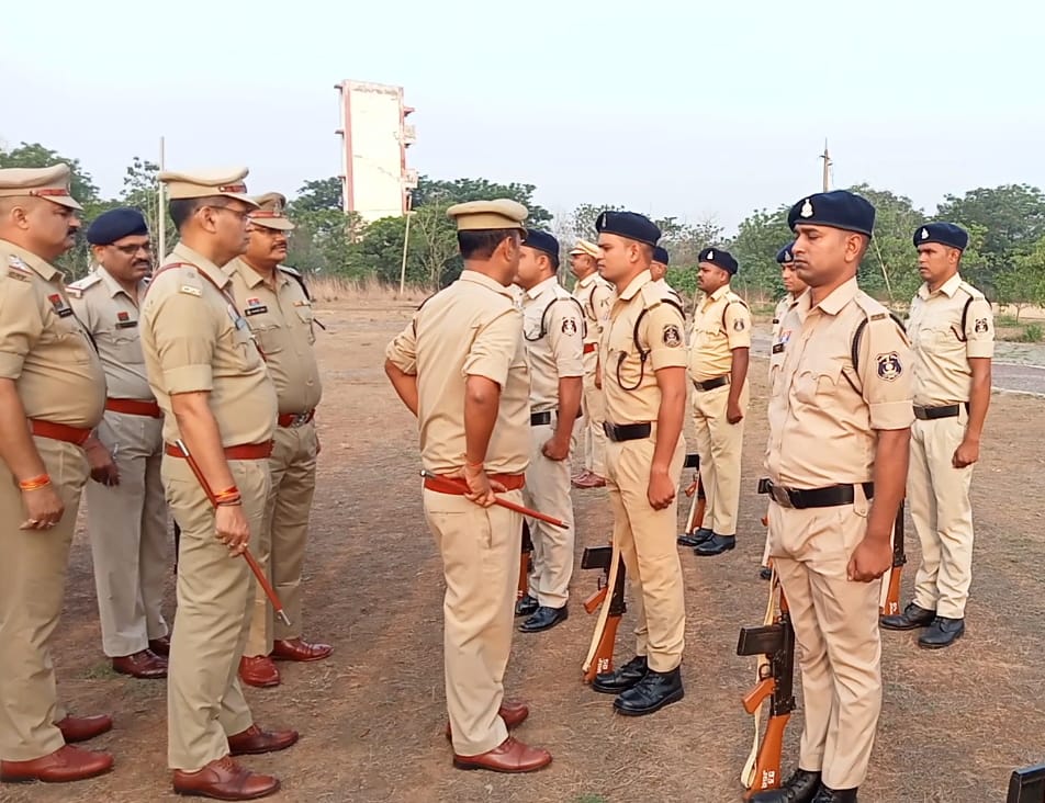 जांजगीर चांपा में नव पदस्थ पुलिस अधीक्षक पाण्डेय ने जनरल परेड का किया निरीक्षण