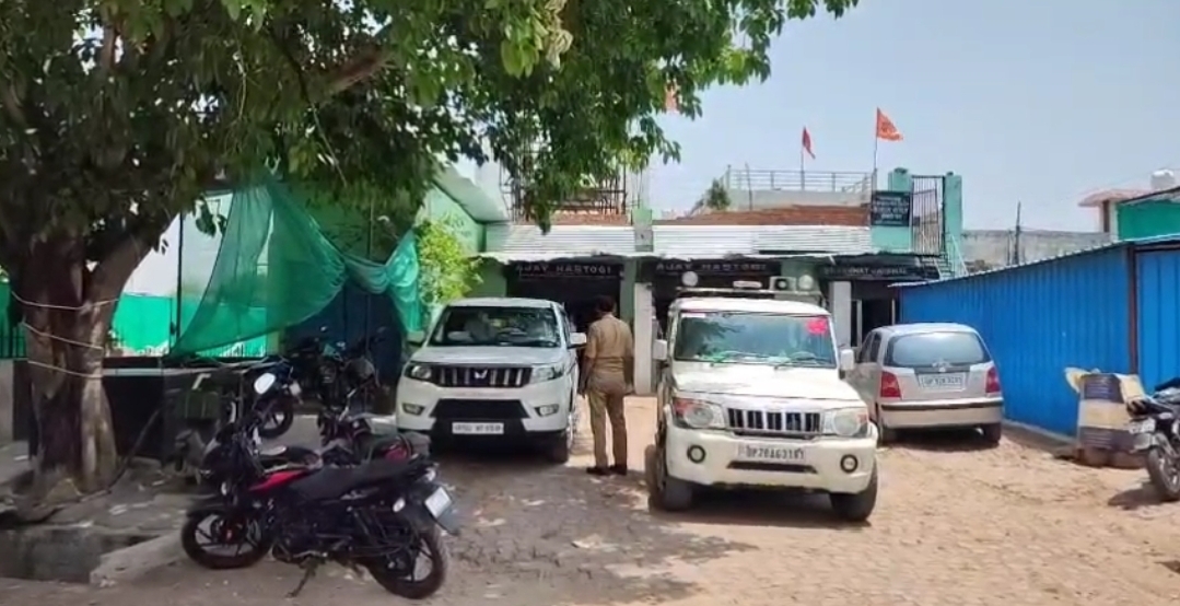 शराब के गोदाम में पुराने स्टॉक को लेकर प्रशासन की संयुक्त छापेमारी