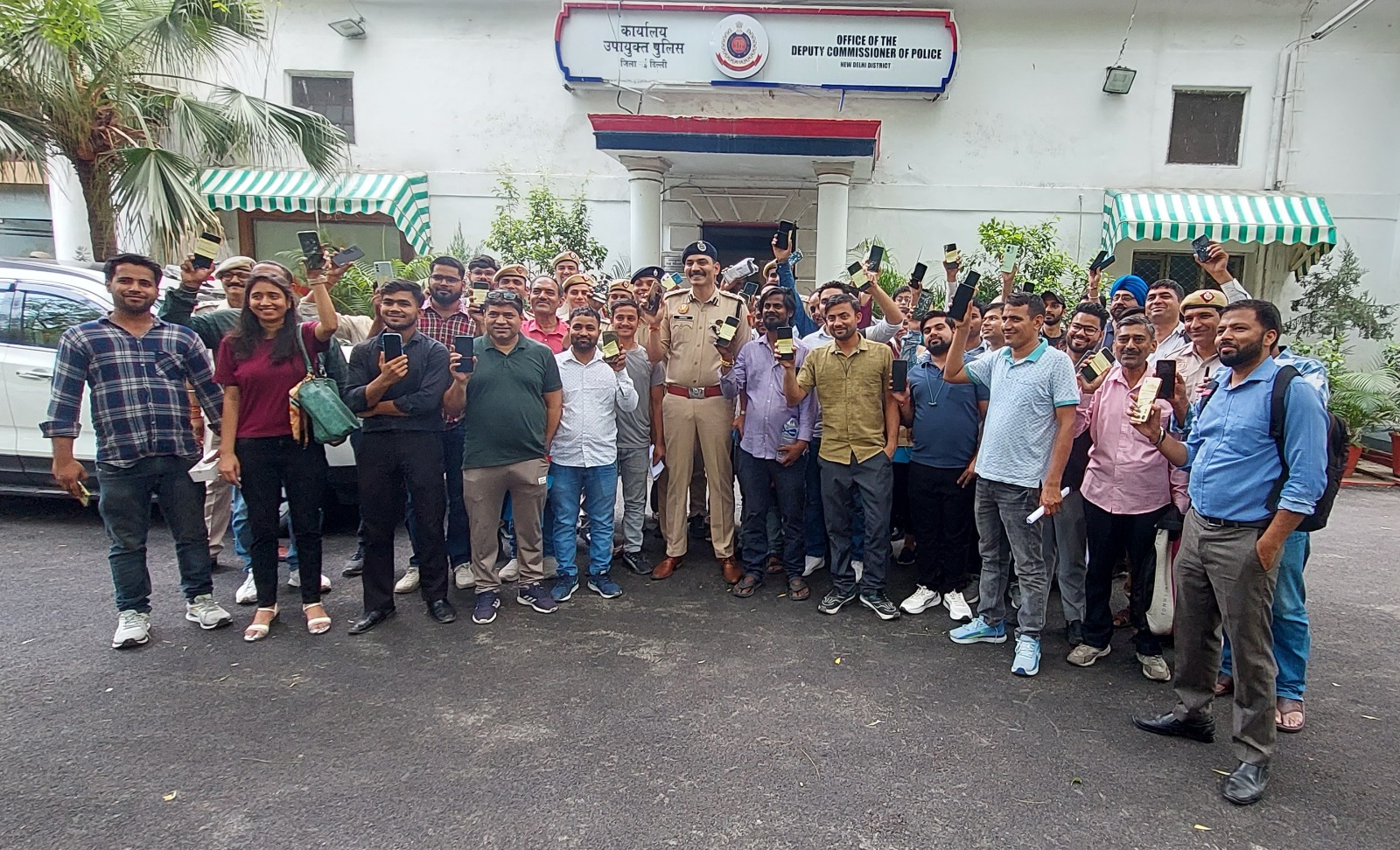 नई दिल्ली जिला पुलिस की बड़ी कामयाबी: एक माह में 76 गुम हुए मोबाइल फोन बरामद