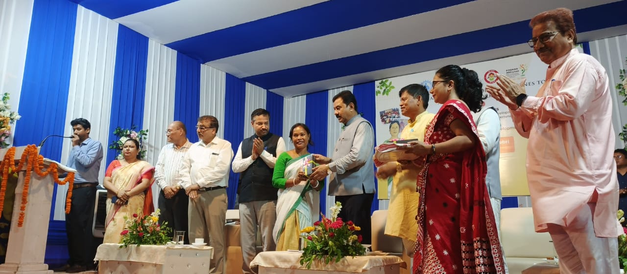 धुबड़ी में अंगनबाड़ी कर्मियों को मोबाइल वितरित