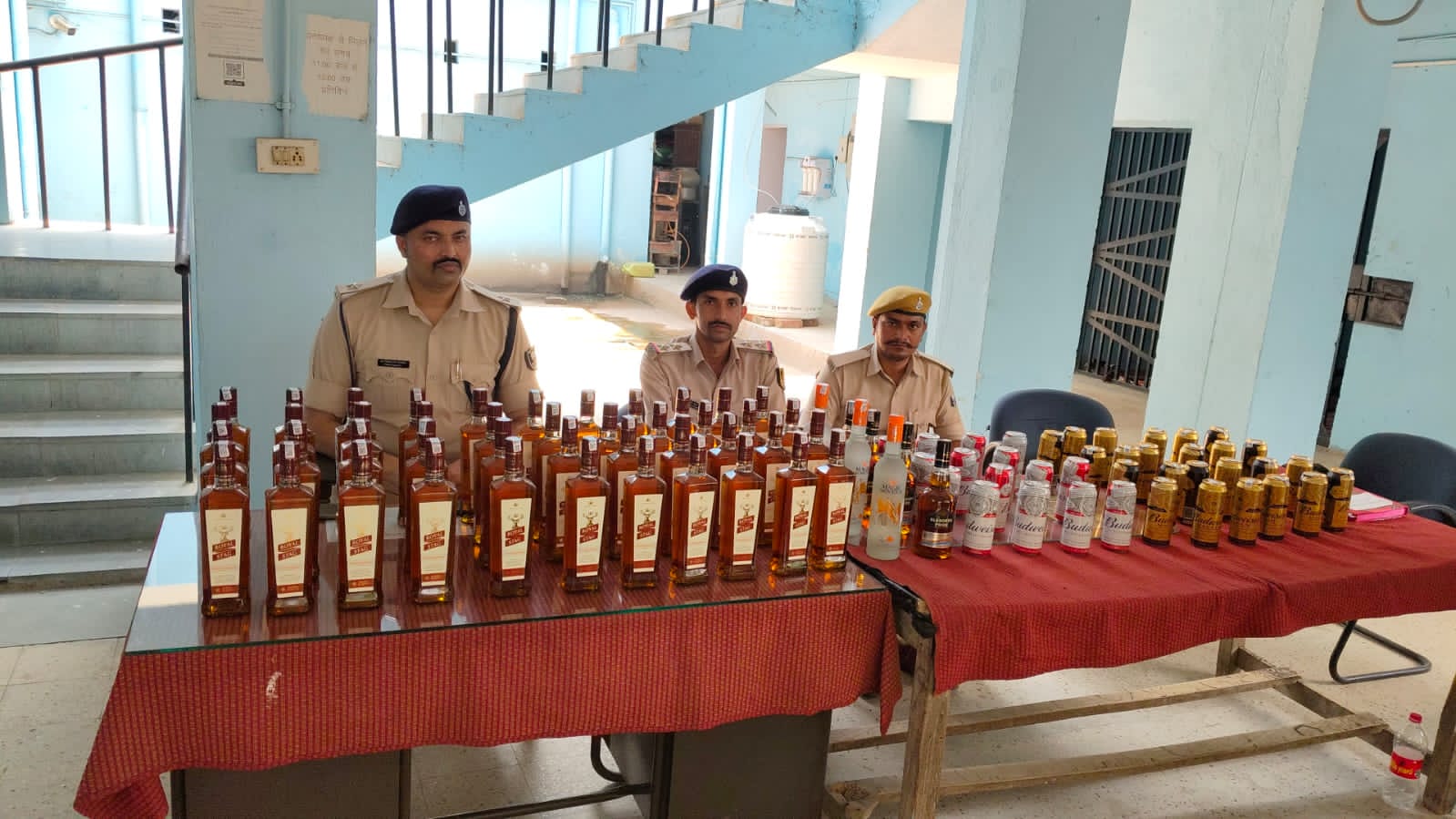 बिहार के नवादा में भारी मात्रा में अंग्रेजी शराब बीयर जब्त