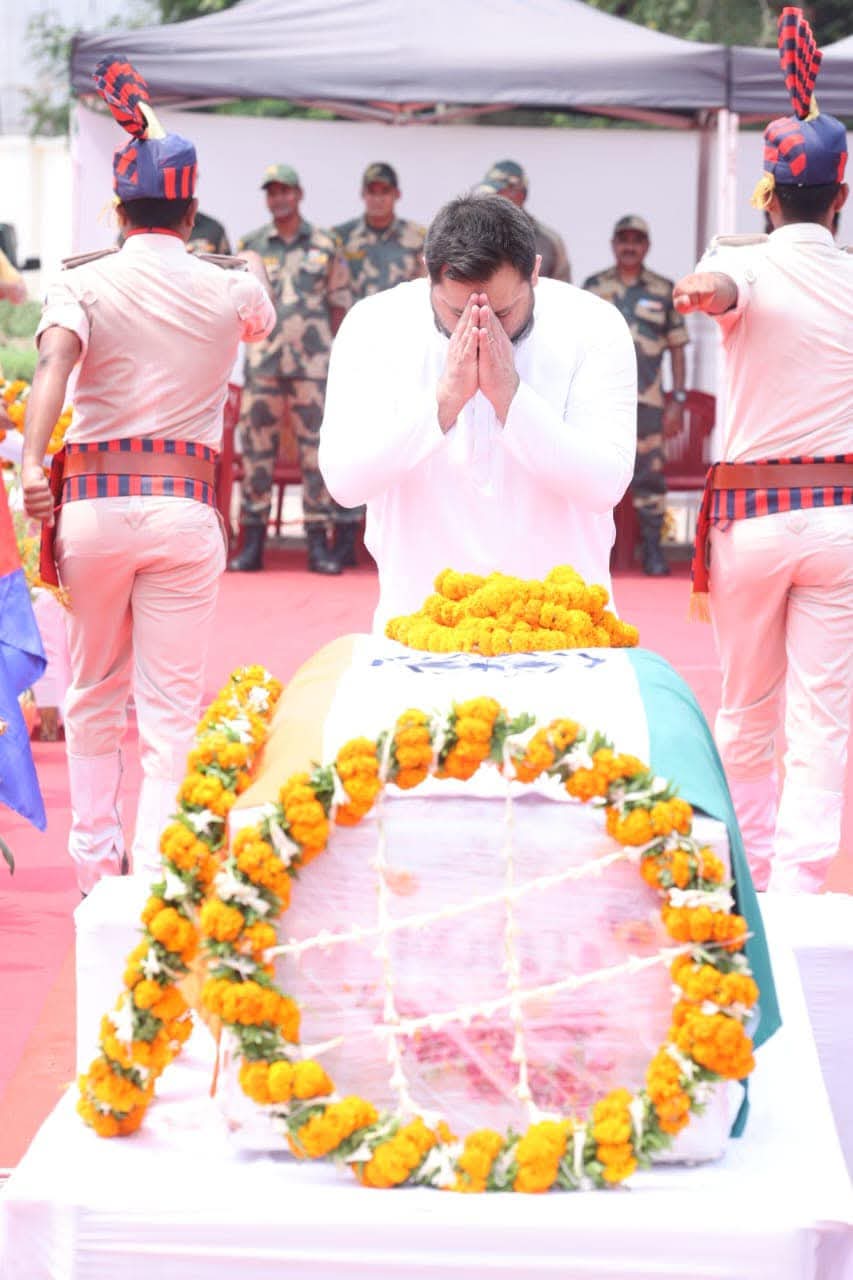 पटना एयरपोर्ट पर बीएसएफ के सब-इंस्पेक्टर अमर शहीद मोहम्मद इम्तियाज को इंडिया पाक पाकिस्तान युद्ध में शहीद शहीद जवान को श्रद्धांजलि देते नेता प्रतिपक्ष तेजस्वी यादव पटना एयरपोर्ट पर बीएसएफ के सब-इंस्पेक्टर अमर शहीद मोहम्मद इम्तियाज को इंडिया पाक पाकिस्तान युद्ध में शहीद शहीद जवान को श्रद्धांजलि देते नेता प्रतिपक्ष तेजस्वी यादव