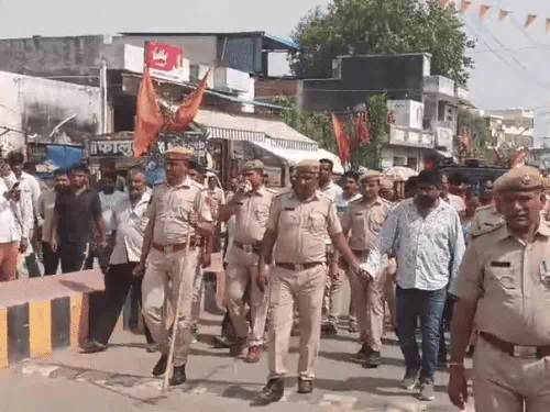 डंपर ड्राइवर को जेसीबी से उल्टा लटकाकर पीटने वाले हिस्ट्रीशीटर की परेड, दो किलोमीटर तक घुमाया