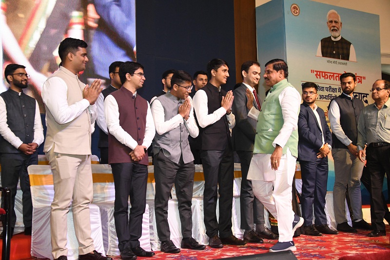 यूपीएससी सिविल सेवा परीक्षा 2024 में चयनित प्रतिभागियों का सम्मान कार्यक्रम यूपीएससी सिविल सेवा परीक्षा 2024 में चयनित प्रतिभागियों का सम्मान कार्यक्रम