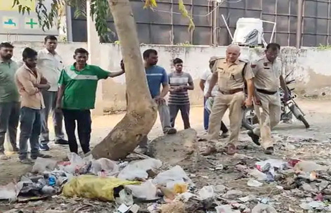 रेवाड़ी के बावल में सड़क किनारे झाड़ियों में मिला शिशु का शव
