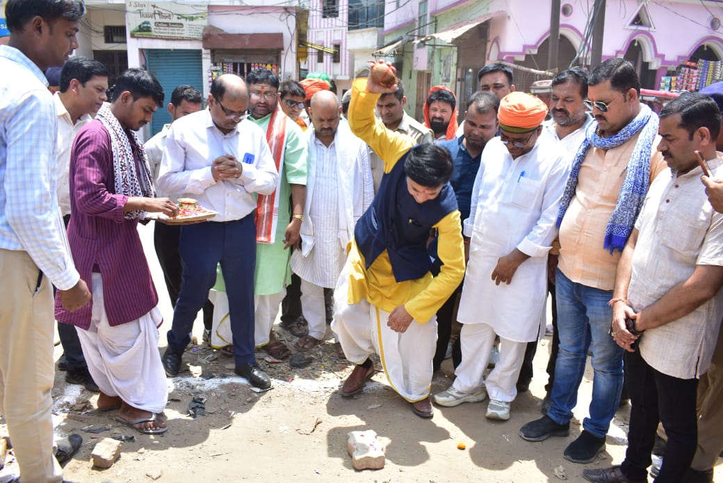 डीआरएम वाराणसी देवरिया सदर रेलवे स्टेशन पहुंचे किया निरीक्षण