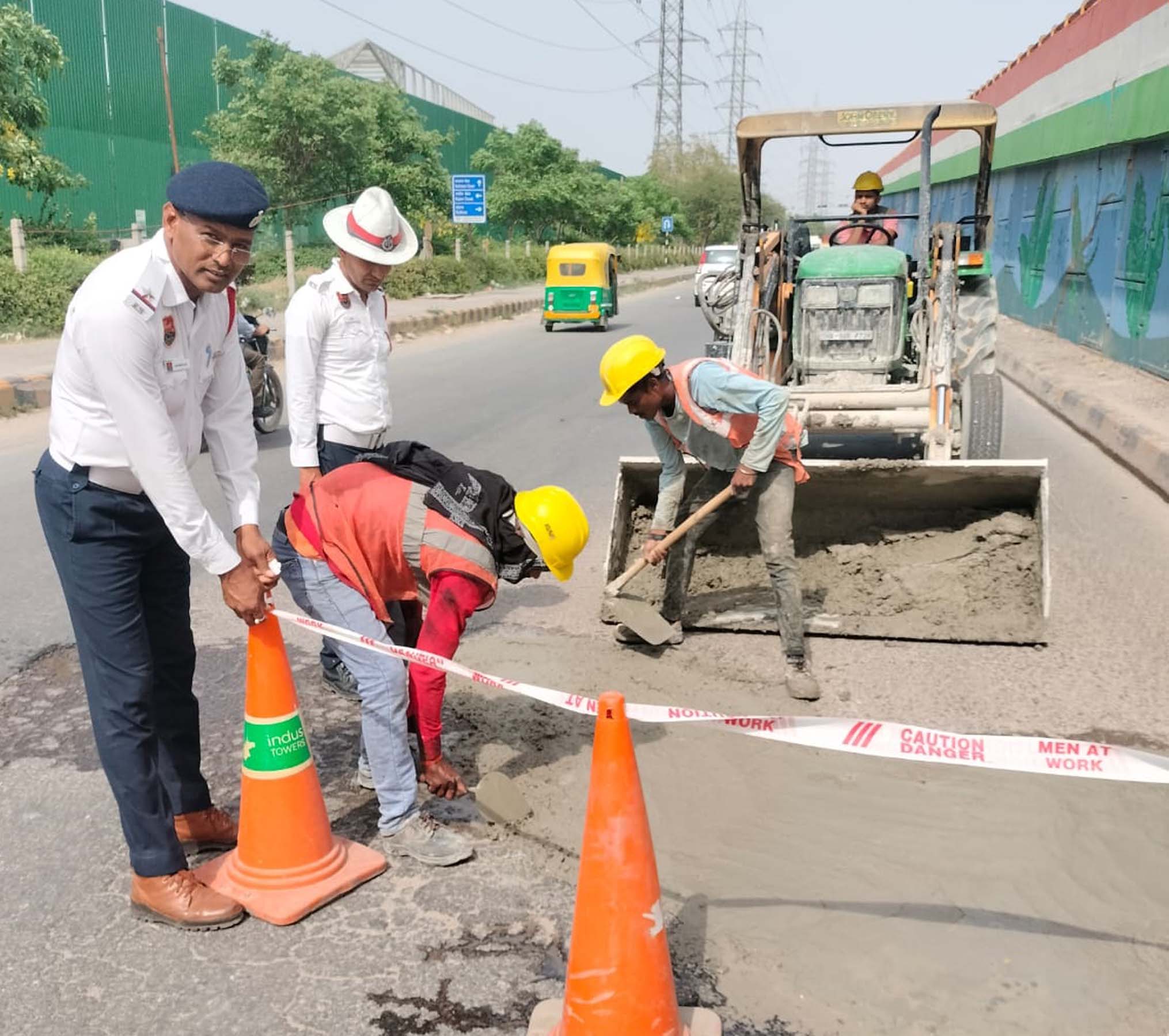 गुरुग्राम: पुलिस कर्मियों ने सुभाष चौक पर बने गड्ढों को भरवाया