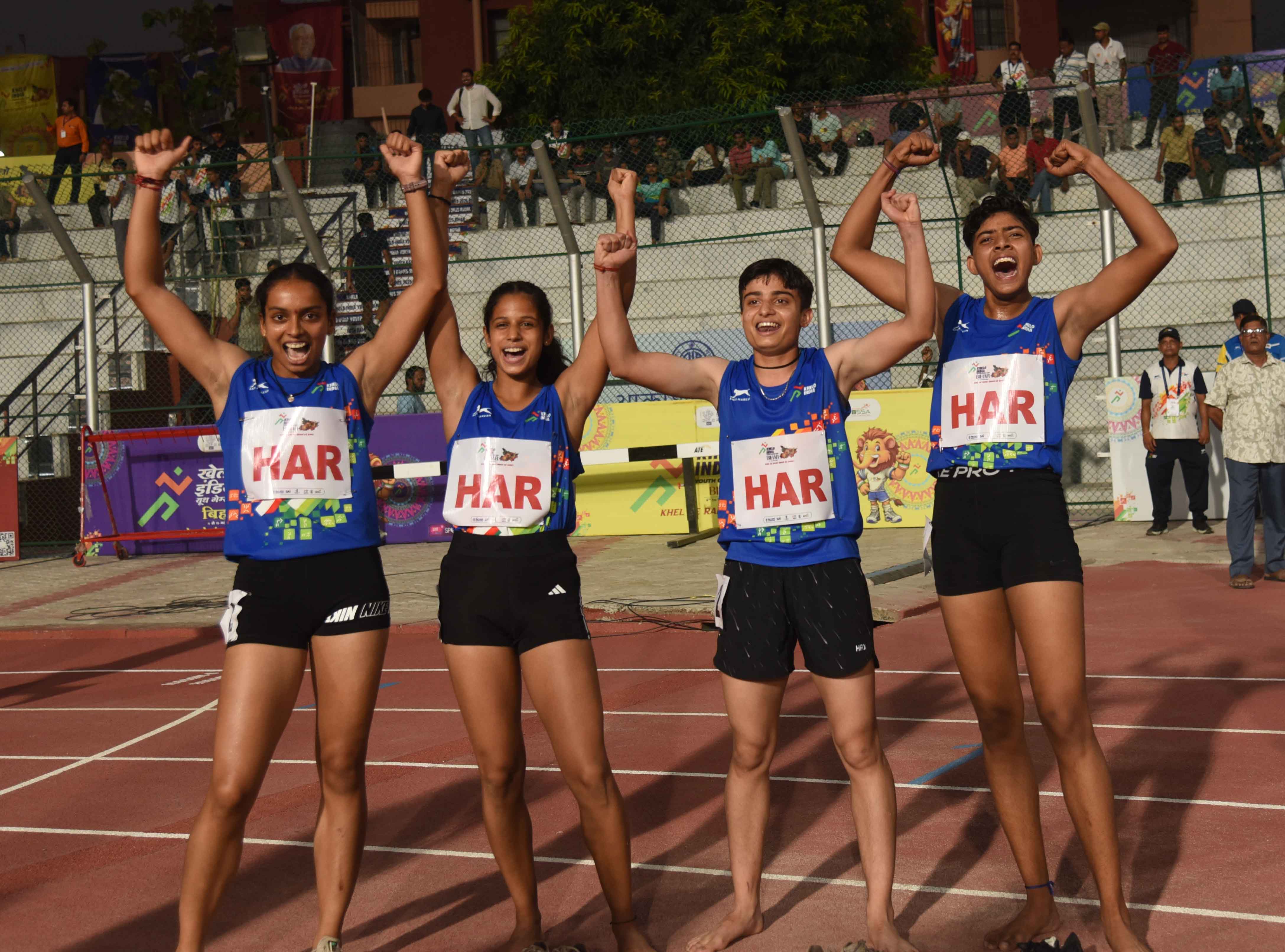 हरियाणा की एथलीट ने खेलो इंडिया यूथ गेम्स 2025 में महिलाओं की 400 मीटर रिले स्पर्धा के फाइनल में अपनी गोल्ड मैडल जीत का जश्न मनाते हरियाणा की एथलीट ने खेलो इंडिया यूथ गेम्स 2025 में महिलाओं की 400 मीटर रिले स्पर्धा के फाइनल में अपनी गोल्ड मैडल जीत का जश्न मनाते