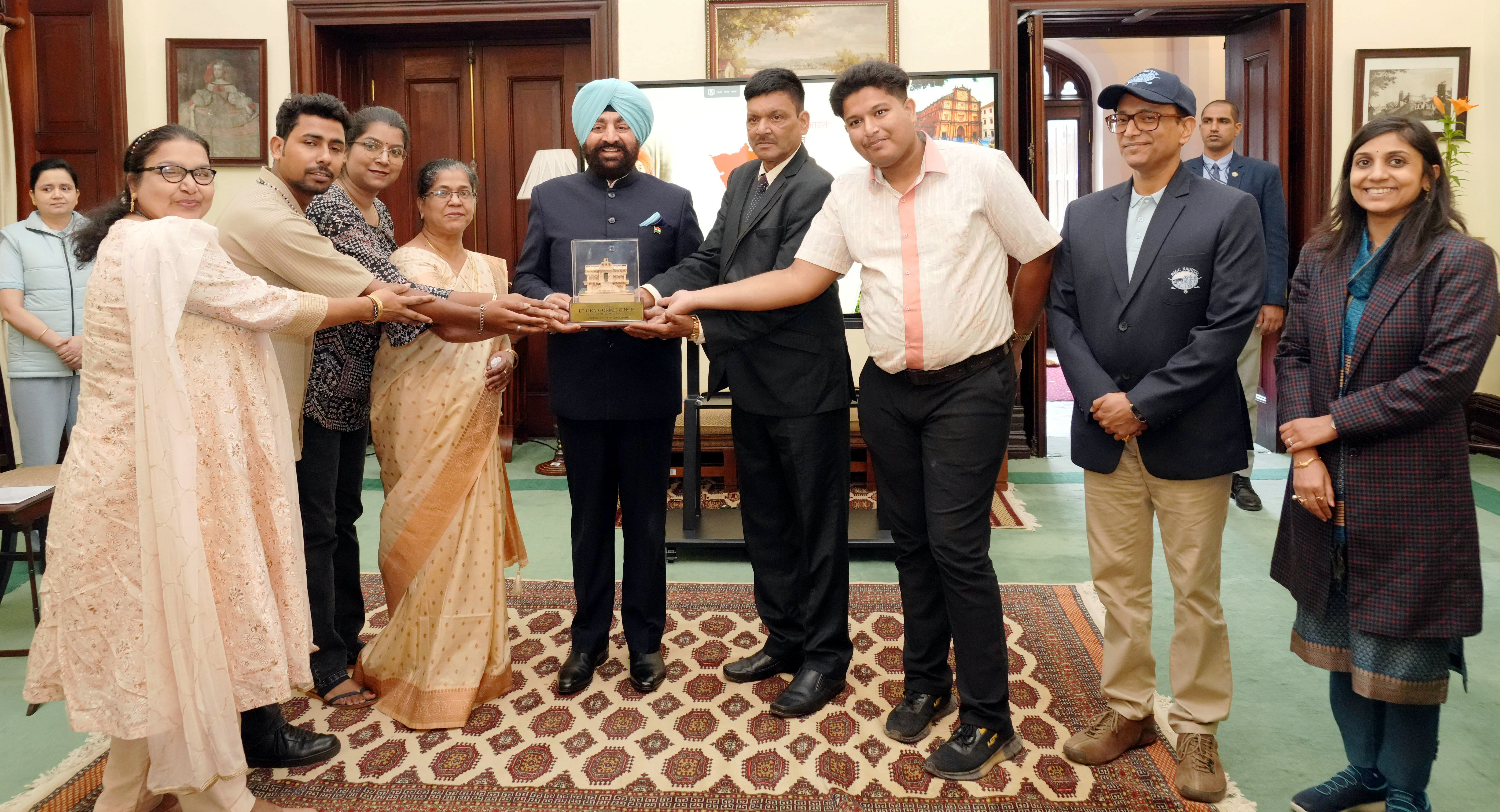 नैनीताल राजभवन में गोवा के लोगों से मिलते उत्तराखंड के राज्यपाल। नैनीताल राजभवन में गोवा के लोगों से मिलते उत्तराखंड के राज्यपाल।