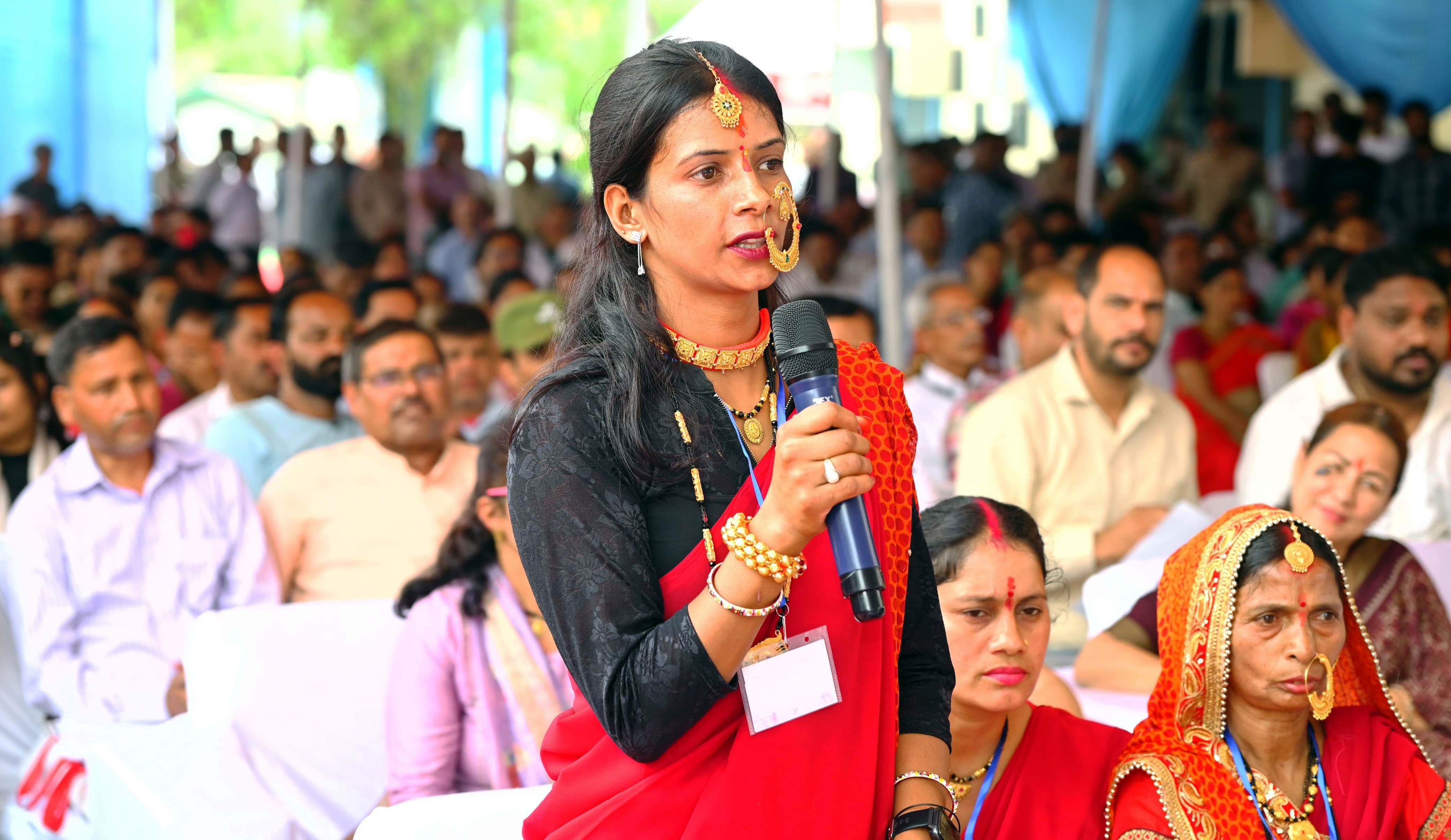 16वें केंद्रीय वित्त आयोग के समस्य क्षेत्रीय समस्याएं व सुझाव रखती एक ग्रामीण महिला।