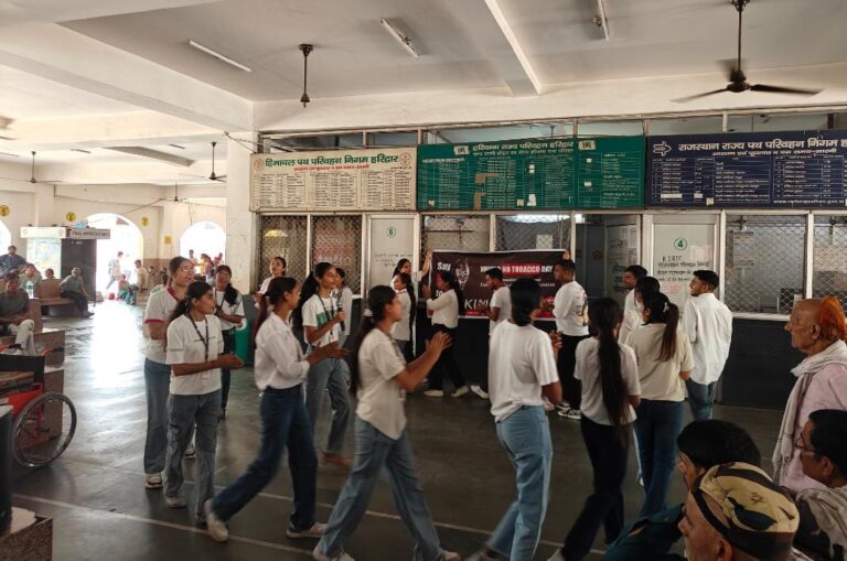 नुक्कड़ नाटक करते हुए नुक्कड़ नाटक करते हुए