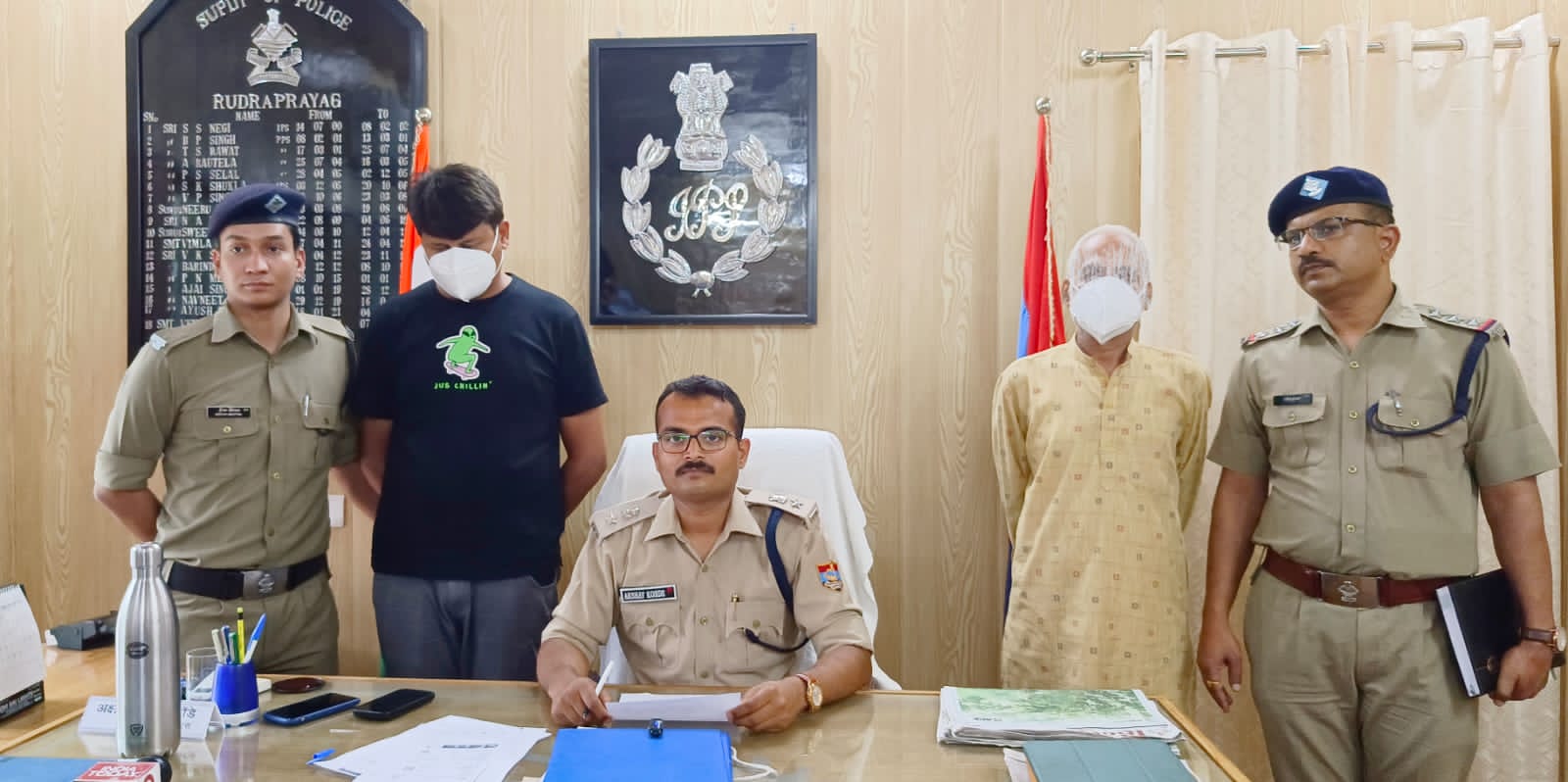 पुलिस की गिरफ्त में हेलीकॉप्टर टिकट की कालाबाजारी करने वाले गिरोह के आरोपी। पुलिस की गिरफ्त में हेलीकॉप्टर टिकट की कालाबाजारी करने वाले गिरोह के आरोपी।