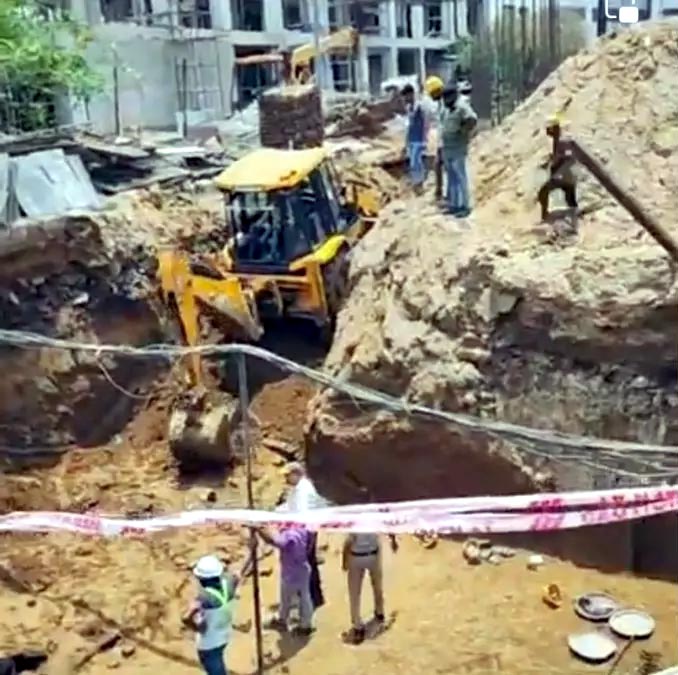 फरीदाबाद : निर्माणाधीन रेलवे स्टेशन पर धंसी मिट्टी, दो महिलाओं की मौत