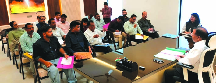 बैठक के दौरान चर्चा करते हुए बैठक के दौरान चर्चा करते हुए