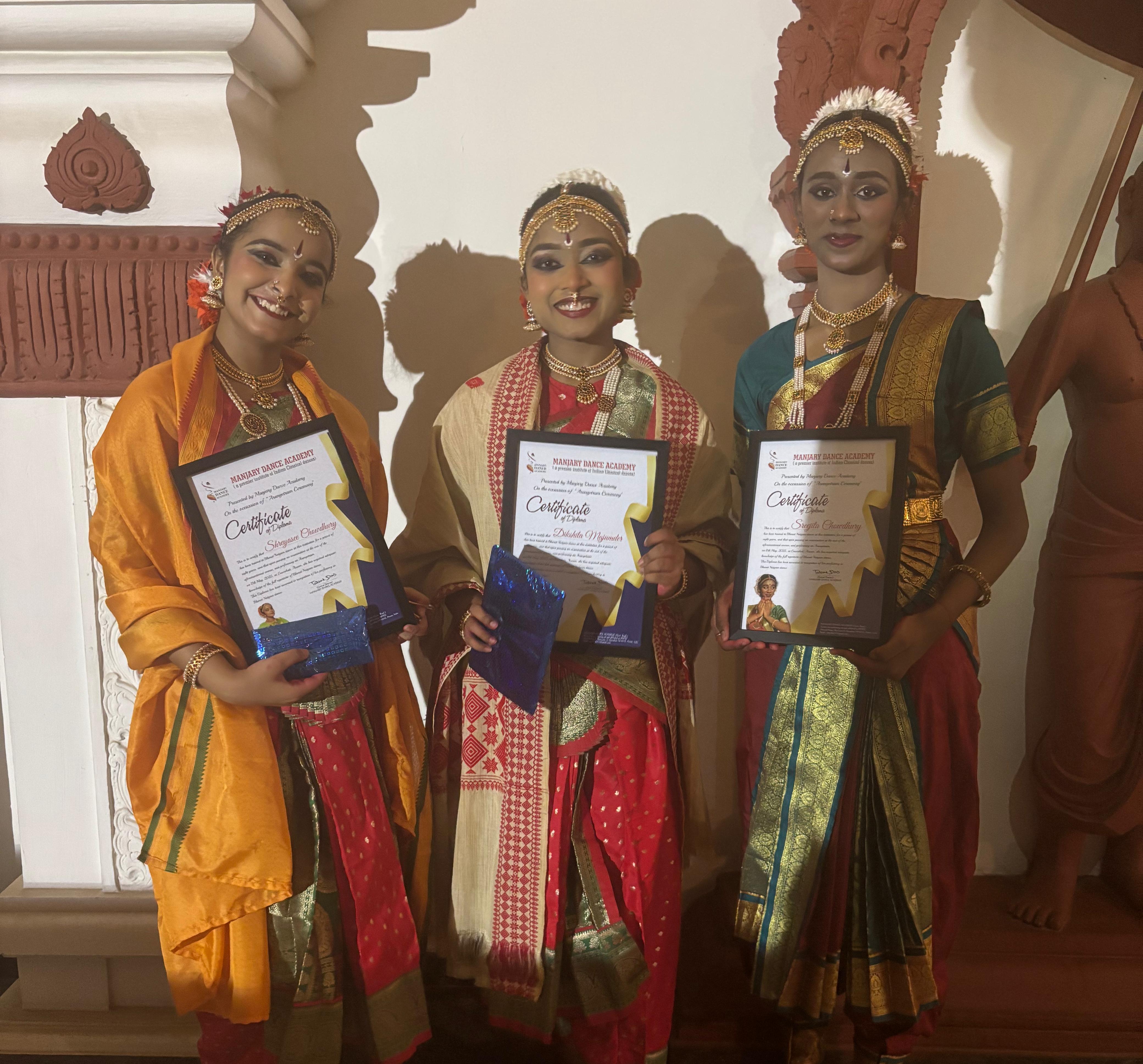 भारतीय सांस्कृतिक विरासत व परंपरा का अनुपम प्रदर्शन: मंजरी डांस अकादमी की तीन छात्राओं ने प्रस्तुत किया भरतनाट्यम आरंगेत्रम। भारतीय सांस्कृतिक विरासत व परंपरा का अनुपम प्रदर्शन: मंजरी डांस अकादमी की तीन छात्राओं ने प्रस्तुत किया भरतनाट्यम आरंगेत्रम।