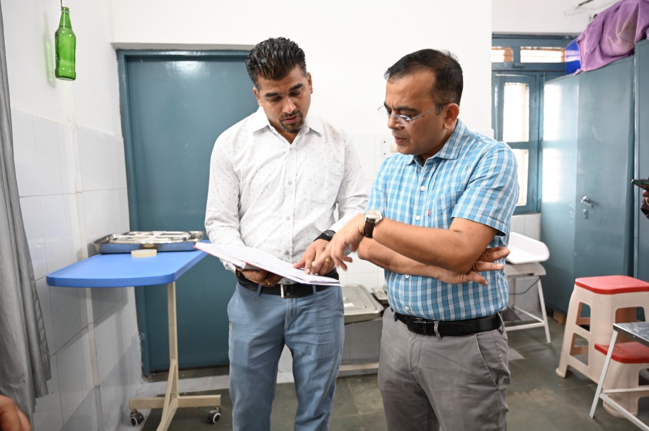कलेक्टर जन्मेजय महोबे ने किया जिला चिकित्सालय का औचक निरीक्षण