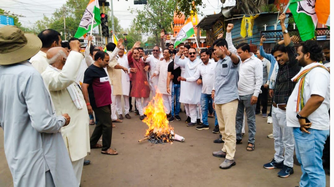 गुनाः कांग्रेस ने जलाया विजय शाह और जगदीश देवड़ा का पुतला