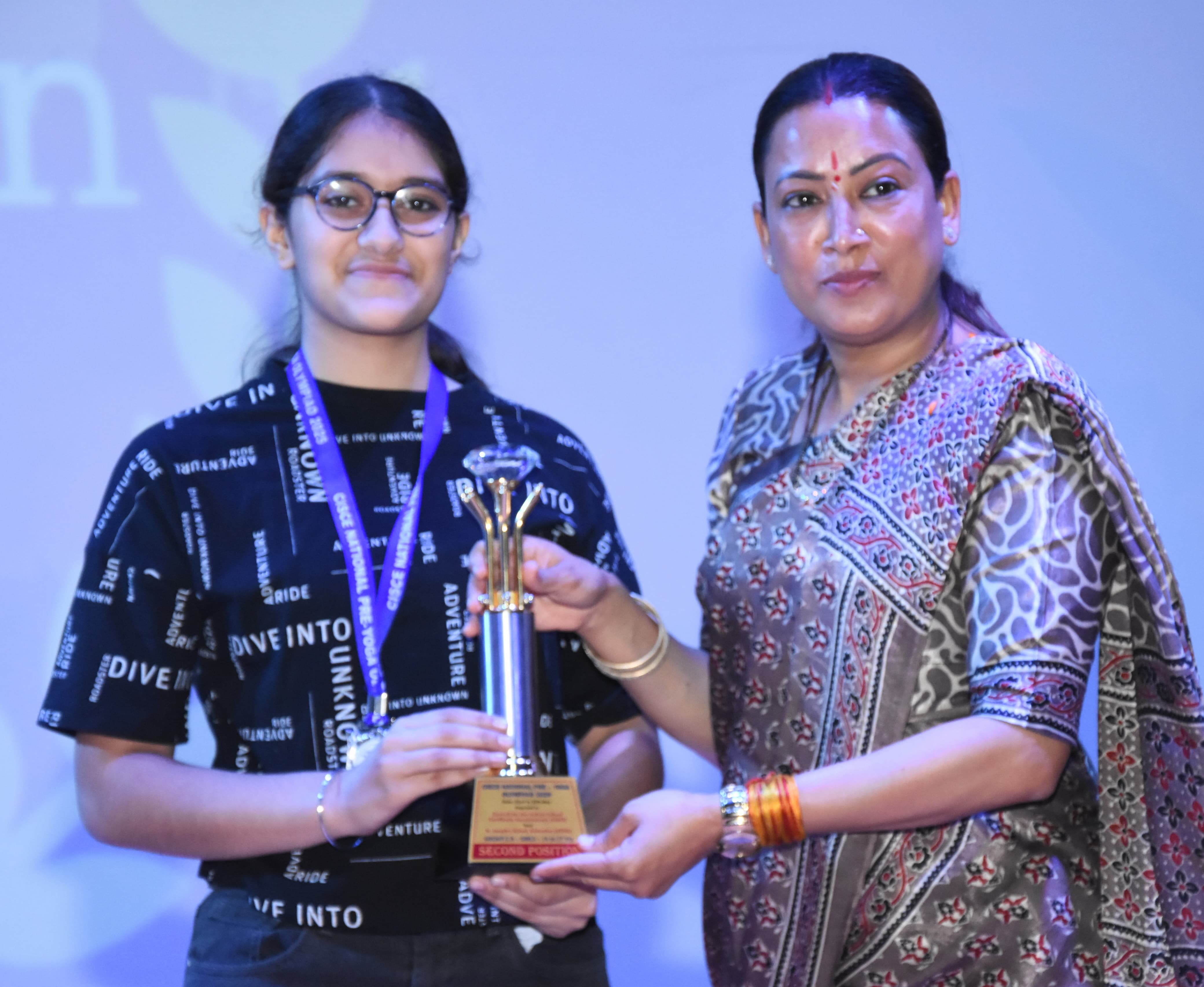 खेल मंत्री रेखा आर्या सीआईएससीई नेशनल प्री योगा ओलंपियाड-2025 के विजेताओं को पुरस्कार वितरित करती। खेल मंत्री रेखा आर्या सीआईएससीई नेशनल प्री योगा ओलंपियाड-2025 के विजेताओं को पुरस्कार वितरित करती।