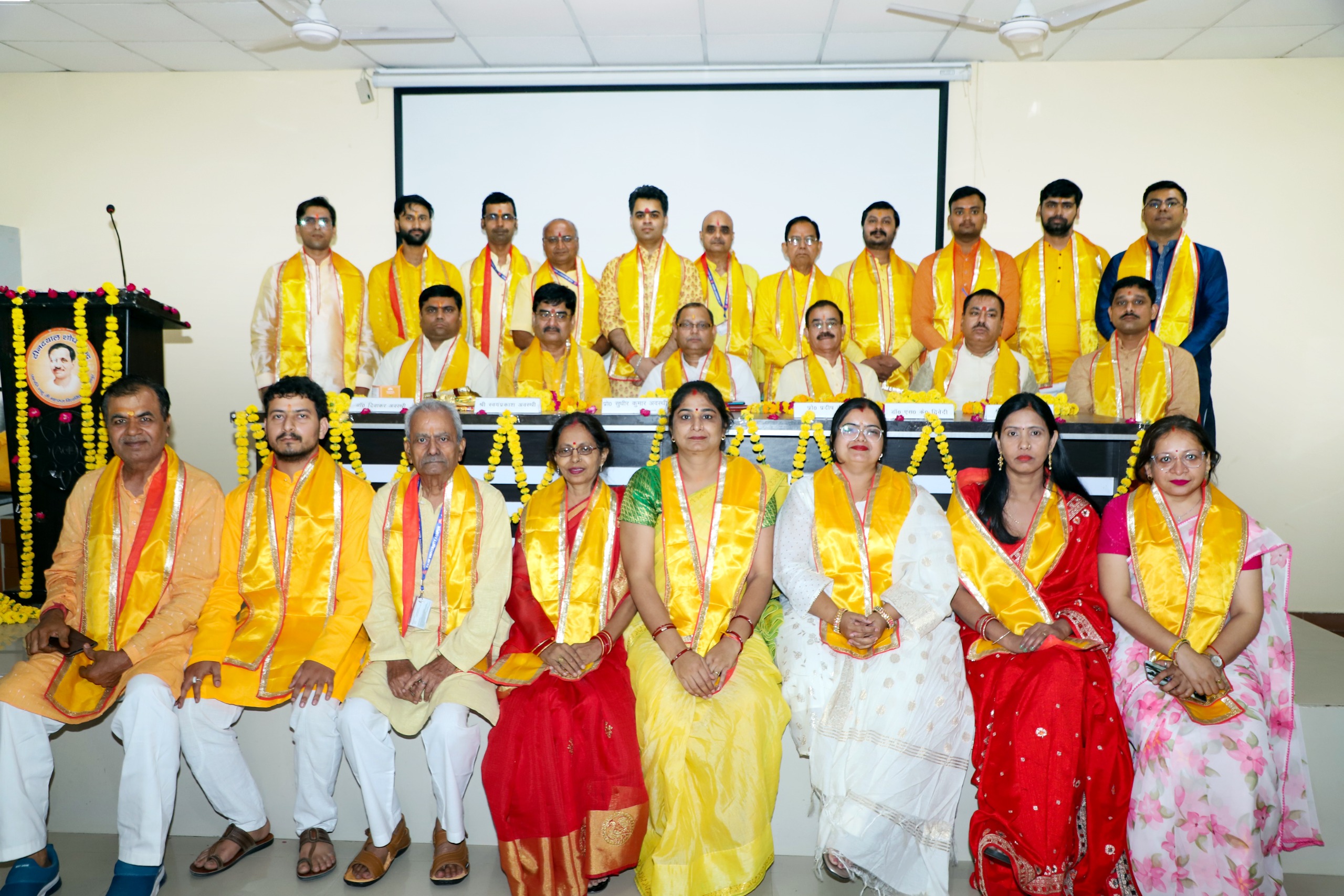 विदाई समारोह में छात्रों का समूह फोटो विदाई समारोह में छात्रों का समूह फोटो
