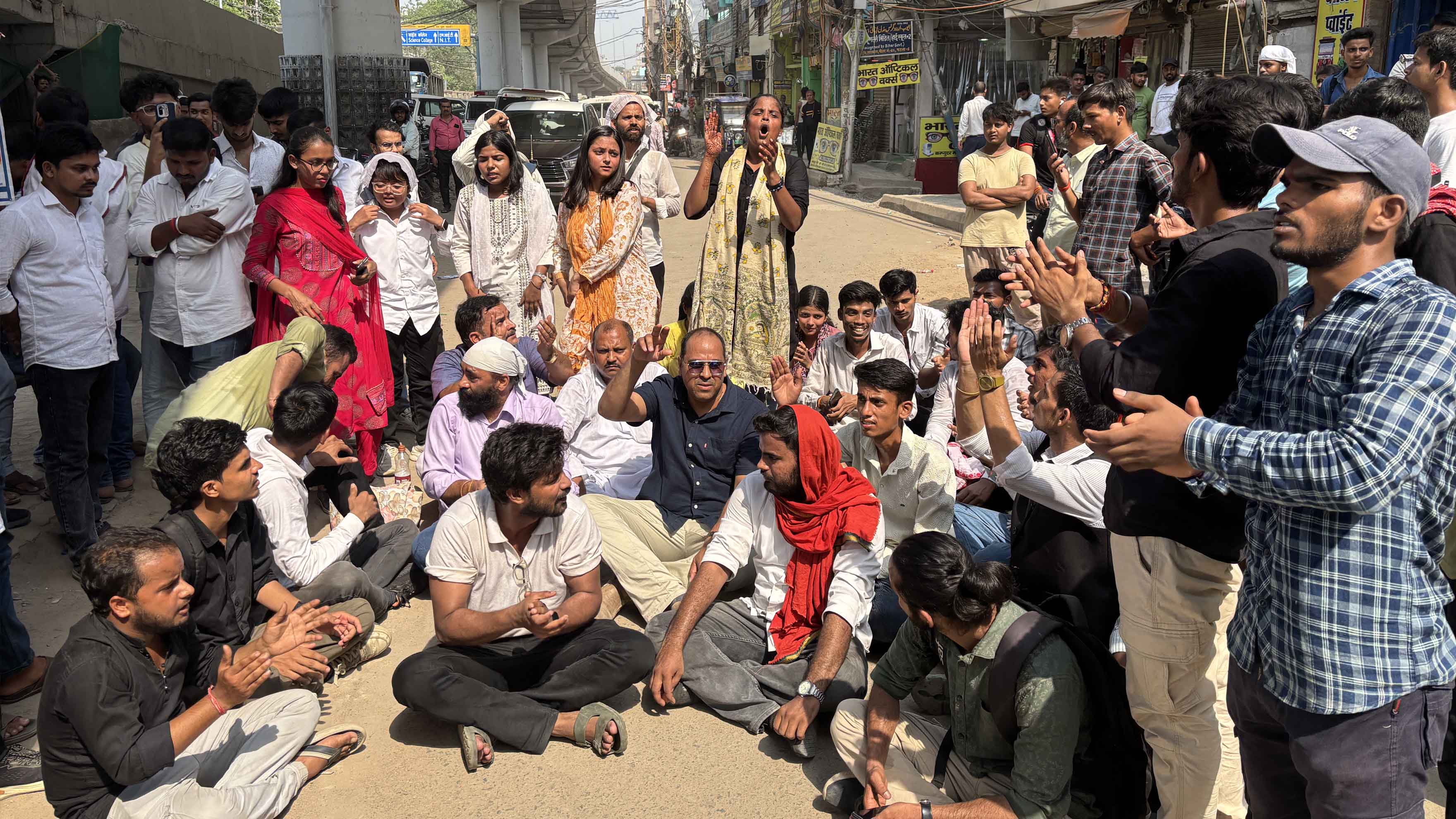 बिहार नेशनल कॉलेज के छात्रों के दो गुटों के बीच हुई झड़प  में घायल एक छात्र की मौत के विरोध में पटना विश्वविद्यालय के छात्रों ने आज सड़क जाम कर दिया।