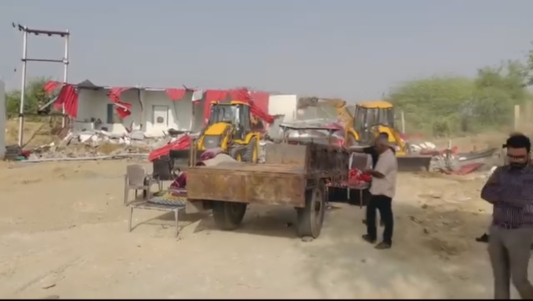 डंपर चालक को जेसीबी से उल्टा लटका कर पीटने वाले आरोपी तेजपाल सिंह के आवास पर चला बुलडोजर डंपर चालक को जेसीबी से उल्टा लटका कर पीटने वाले आरोपी तेजपाल सिंह के आवास पर चला बुलडोजर