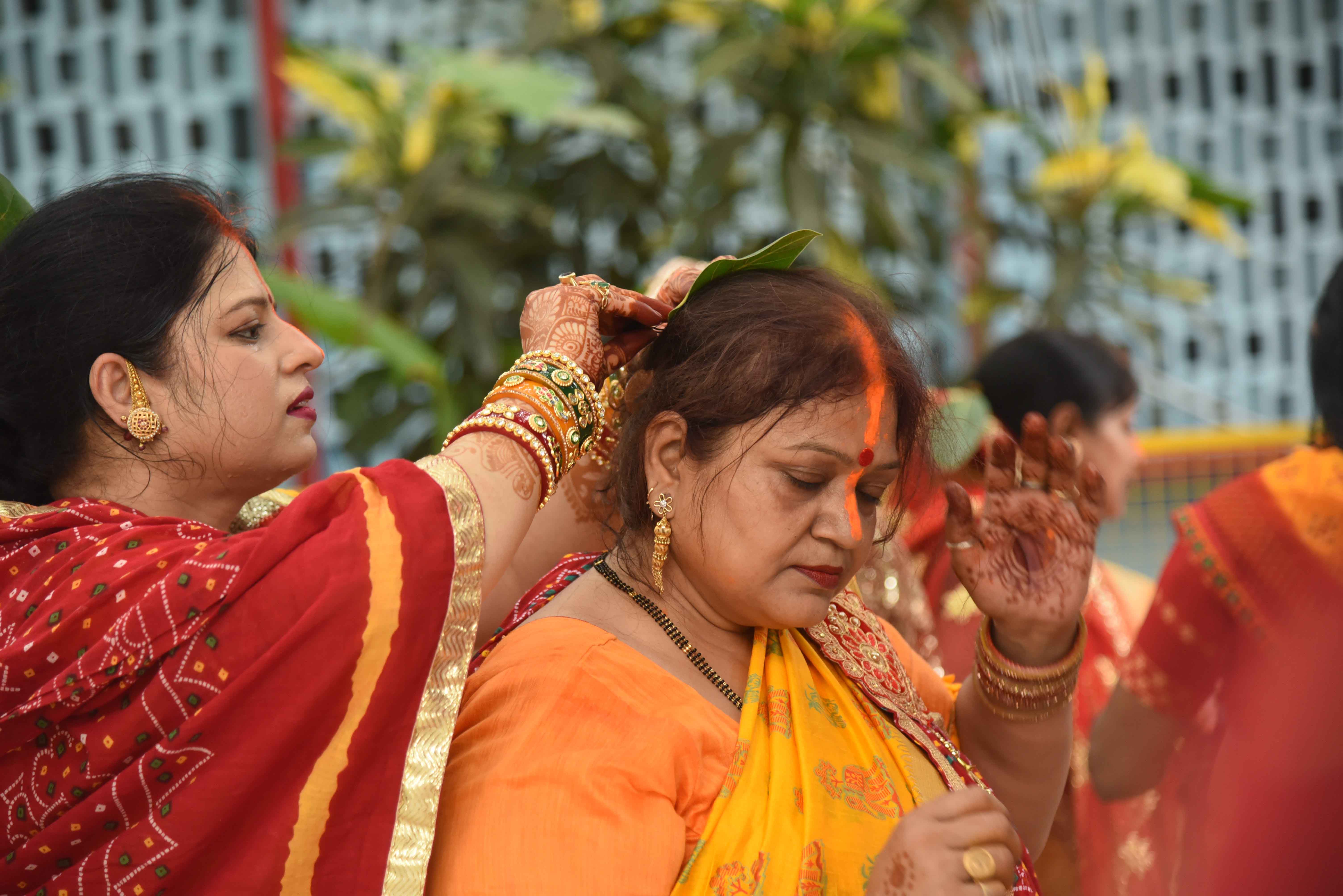वट सावित्री पूजा के अवसर पर महिलाएं अपने वैवाहिक जीवन की खुशहाली और पति की लंबी आयु की प्रार्थना करती हुई, वट सावित्री पूजा के अवसर पर महिलाएं अपने वैवाहिक जीवन की खुशहाली और पति की लंबी आयु की प्रार्थना करती हुई,