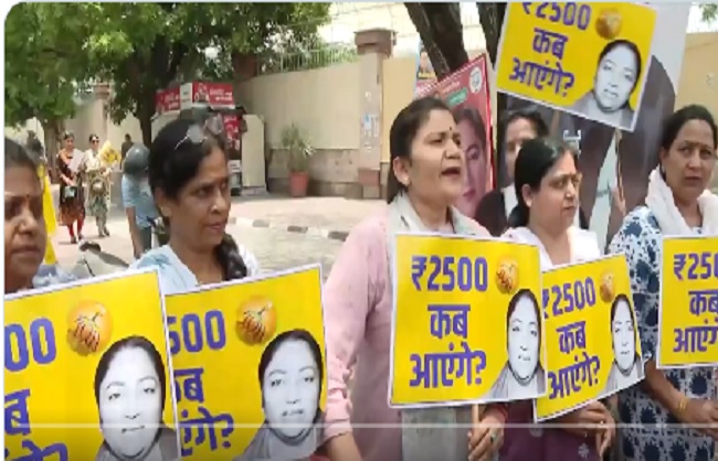 आआपा का ‘महिला समृद्धि योजना’ को लेकर दिल्ली सरकार के खिलाफ विरोध प्रदर्शन