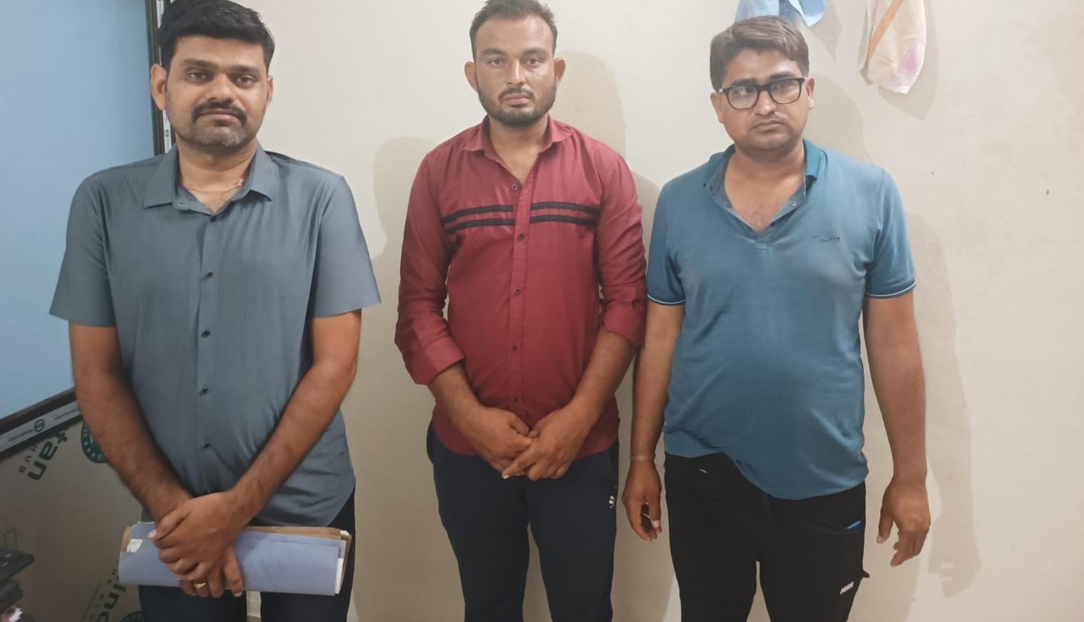 डिस्कॉम का कनिष्ठ अभियंता और दो ठेकेदार छह हजार रुपये की रिश्वत लेते गिरफ्तार