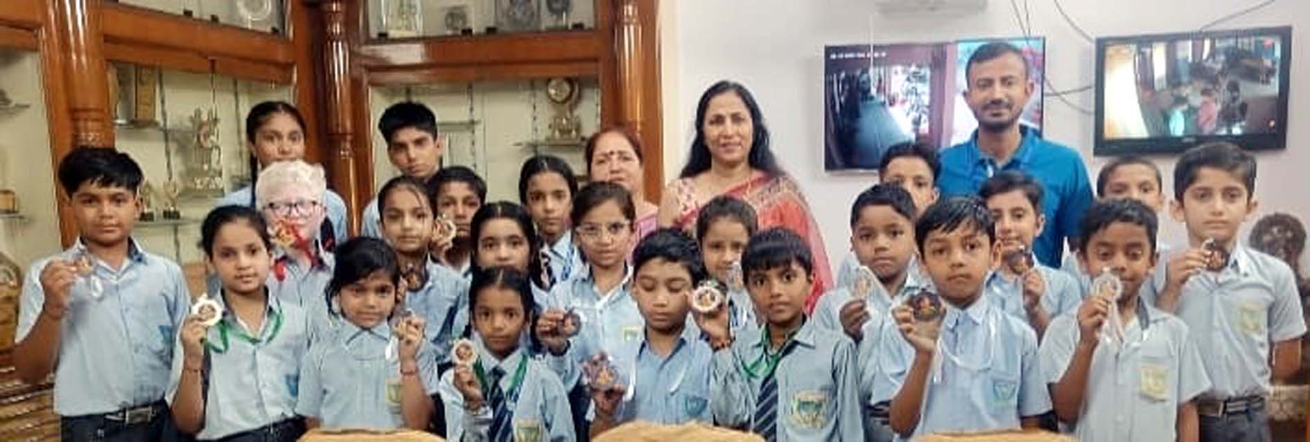 हिसार : एचकेएसडी कन्या स्कूल के विद्यार्थियों ने कराटे में जीते 25 मेडल