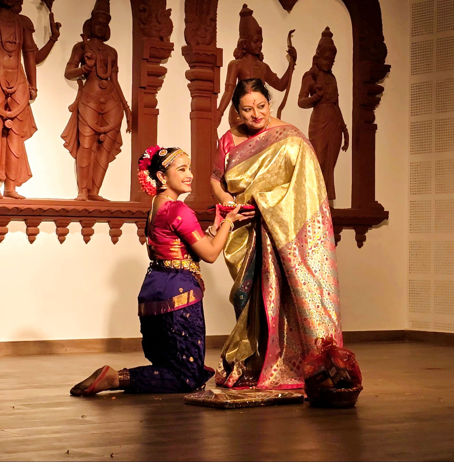 भारतीय सांस्कृतिक विरासत व परंपरा का अनुपम प्रदर्शन: तीन छात्राओं ने की भारत नाट्यम अरंगेतत्रंम