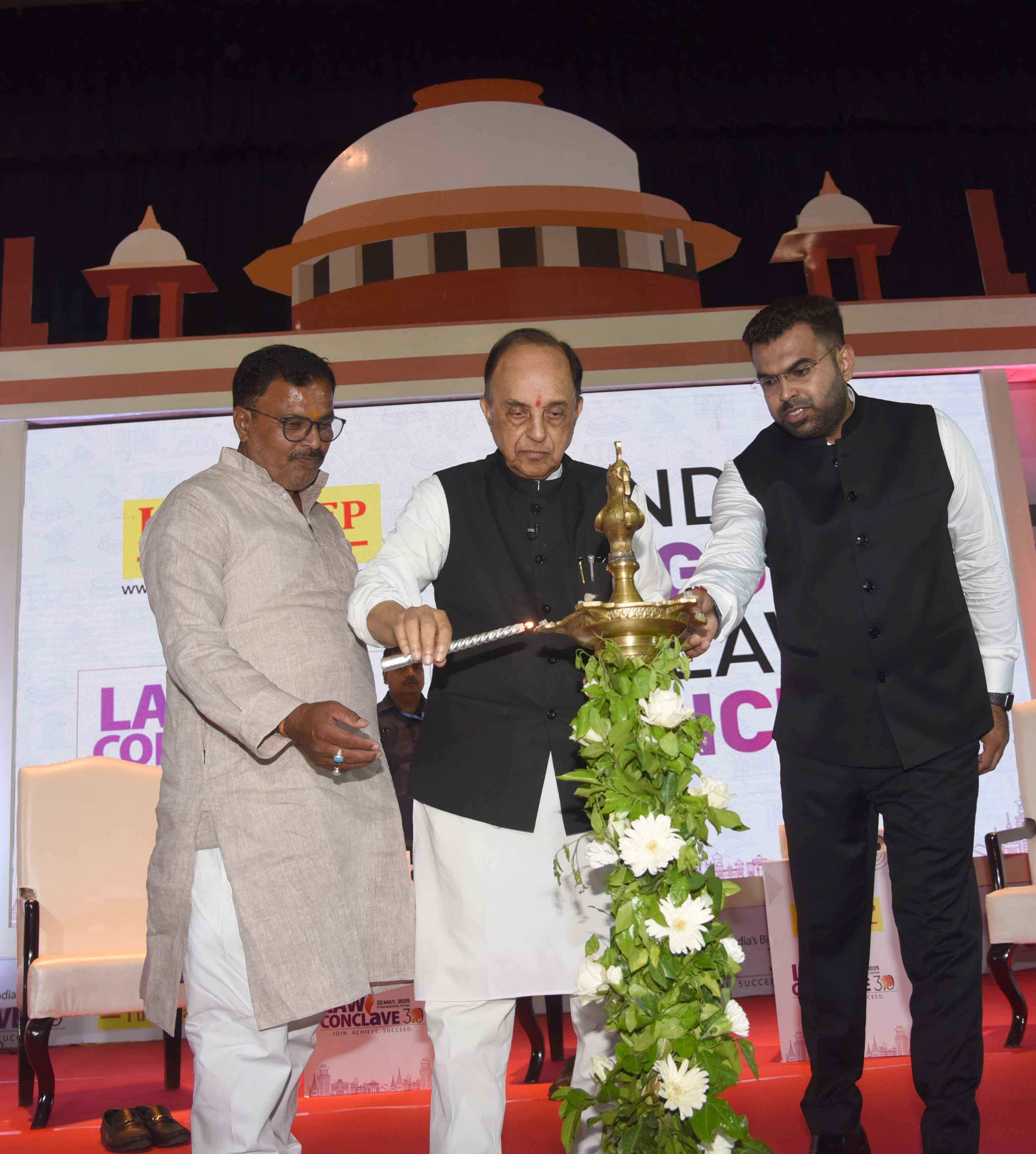 ज्ञान भवन में लॉ कॉन्क्लेव के दौरान पूर्व केंद्रीय मंत्री सुब्रमण्यम स्वामी। ज्ञान भवन में लॉ कॉन्क्लेव के दौरान पूर्व केंद्रीय मंत्री सुब्रमण्यम स्वामी।