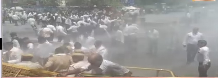 थानाधिकारी को निलम्बित करने की मांग पर वकीलों ने किया उग्र प्रदर्शन थानाधिकारी को निलम्बित करने की मांग पर वकीलों ने किया उग्र प्रदर्शन