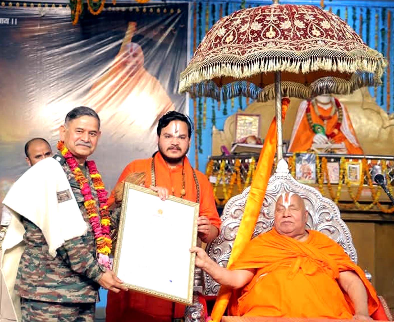 चित्रकूट पहुंचे थल सेना प्रमुख,जगद्गुरु रामभद्राचार्य का लिया आशीर्वाद