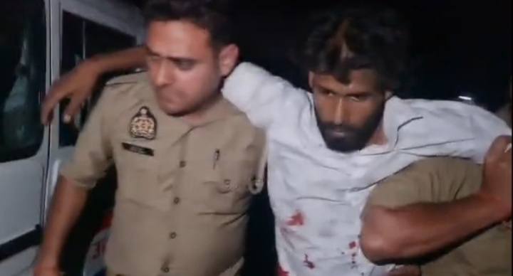 घायलों को उपचार के लिए ले जाते पुलिस कर्मी घायलों को उपचार के लिए ले जाते पुलिस कर्मी