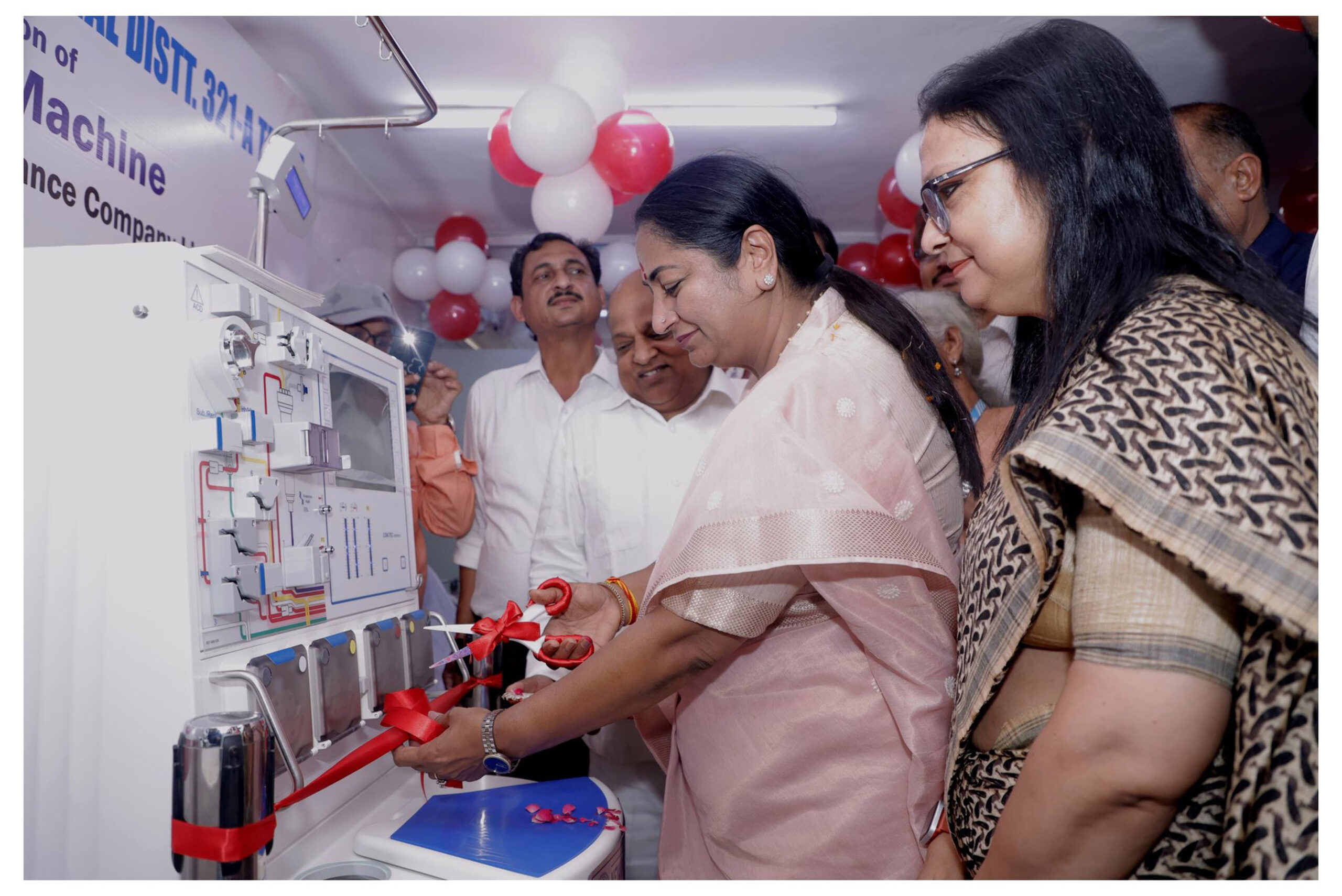 दिल्ली के शालीमार बाग स्थित लायंस ब्लड सेंटर में न्यू इंडिया एश्योरेंस कंपनी लिमिटेड द्वारा दान की गई ‘एफेरेसिस मशीन’ का उद्घाटन करती मुख्यमंत्री रेखा गुप्ता।