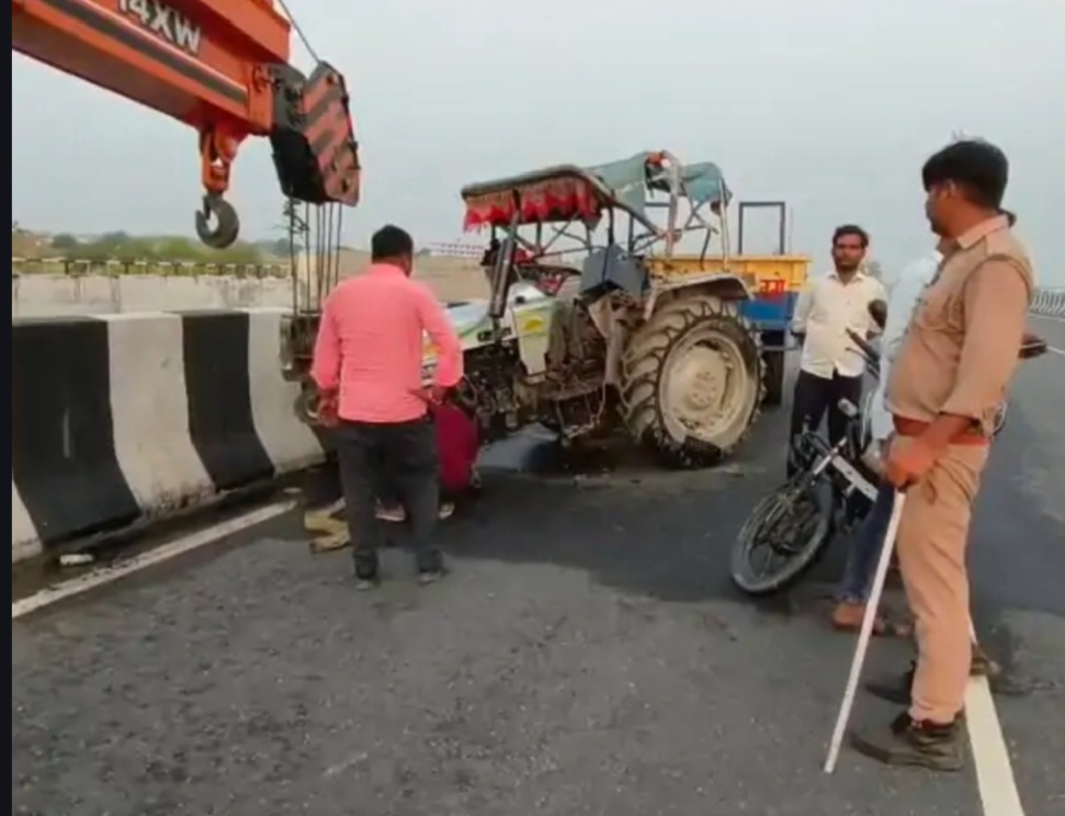 कन्नौज: ट्रक की टक्कर से ट्रैक्टर का पहिया निकला, एक की मौत, 13 यात्री घायल