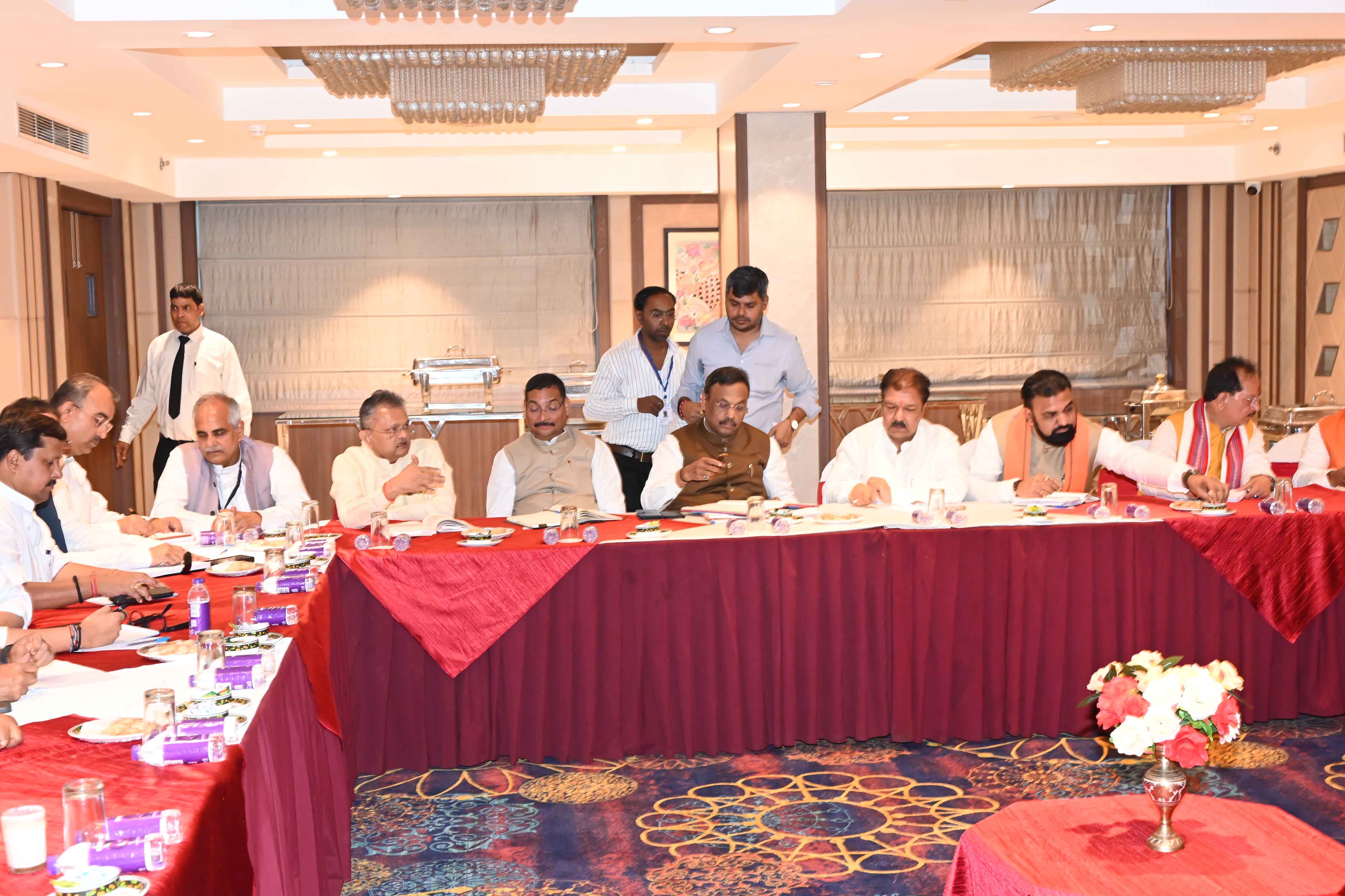 भाजपा प्रदेश अध्यक्ष दिलीप जायसवाल, उपमुख्यमंत्री सम्राट चौधरी, विजय कुमार सिन्हा पार्टी कोर कमेटी की बैठक करते हुए भाजपा प्रदेश अध्यक्ष दिलीप जायसवाल, उपमुख्यमंत्री सम्राट चौधरी, विजय कुमार सिन्हा पार्टी कोर कमेटी की बैठक करते हुए