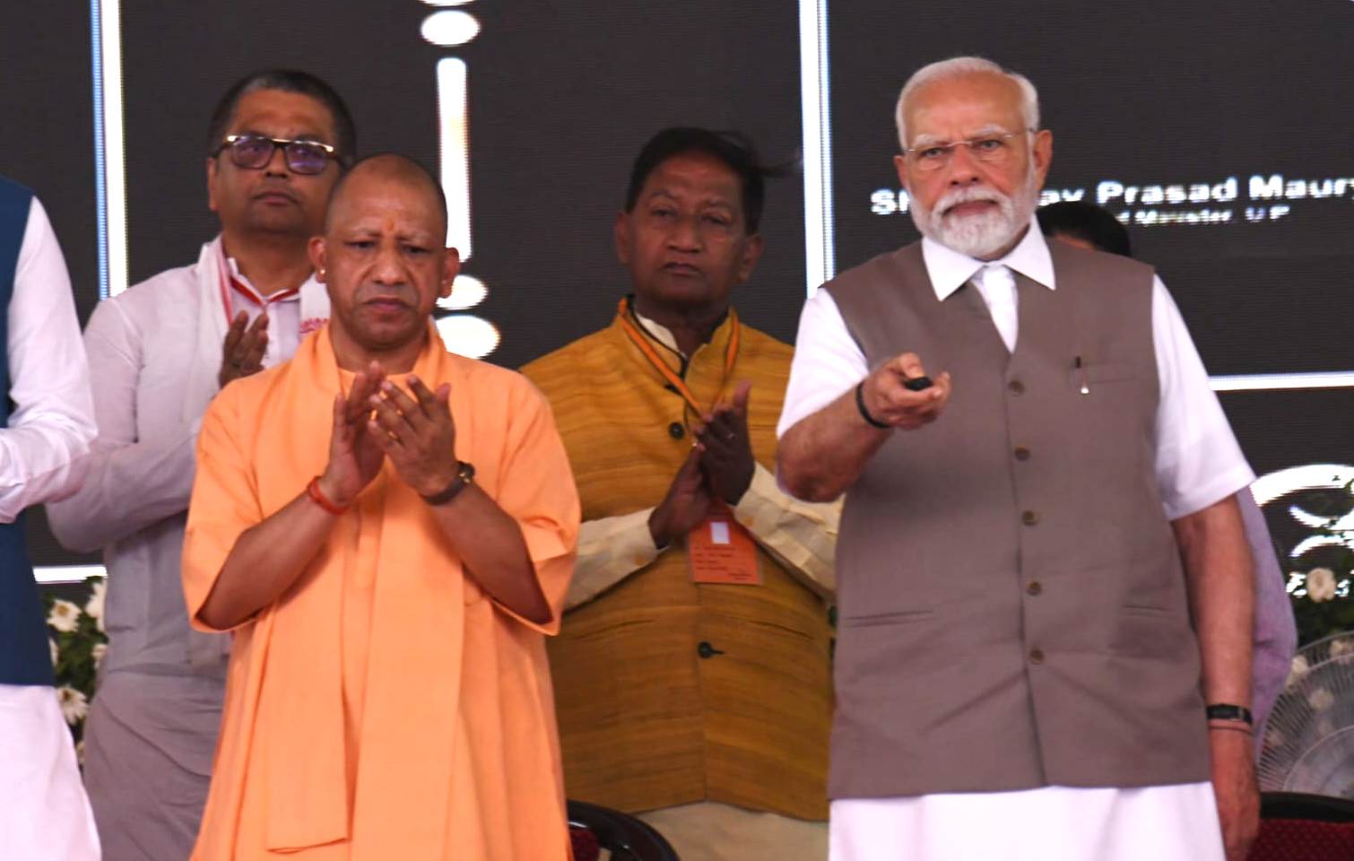 कानपुर में प्रधानमंत्री नरेंद्र मोदी ने 47600 करोड़ रूपये की परियोजनाओं का लोकार्पण एवं शिलान्यास रिमोट का बटन दबाकर किया