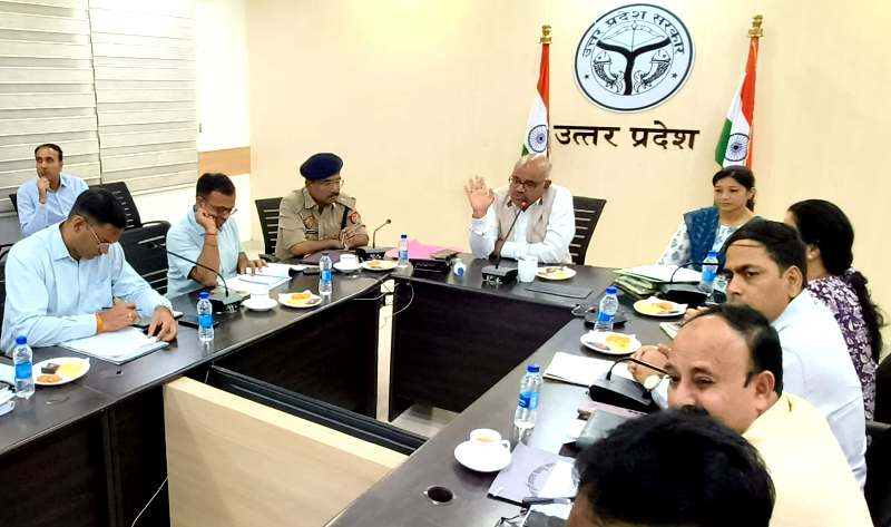 कानपुर में जिलाधिकारी जितेंद्र प्रताप सिंह की अध्यक्षता में बाढ़ नियंत्रण कमेटी की बैठक का छायाचित्र