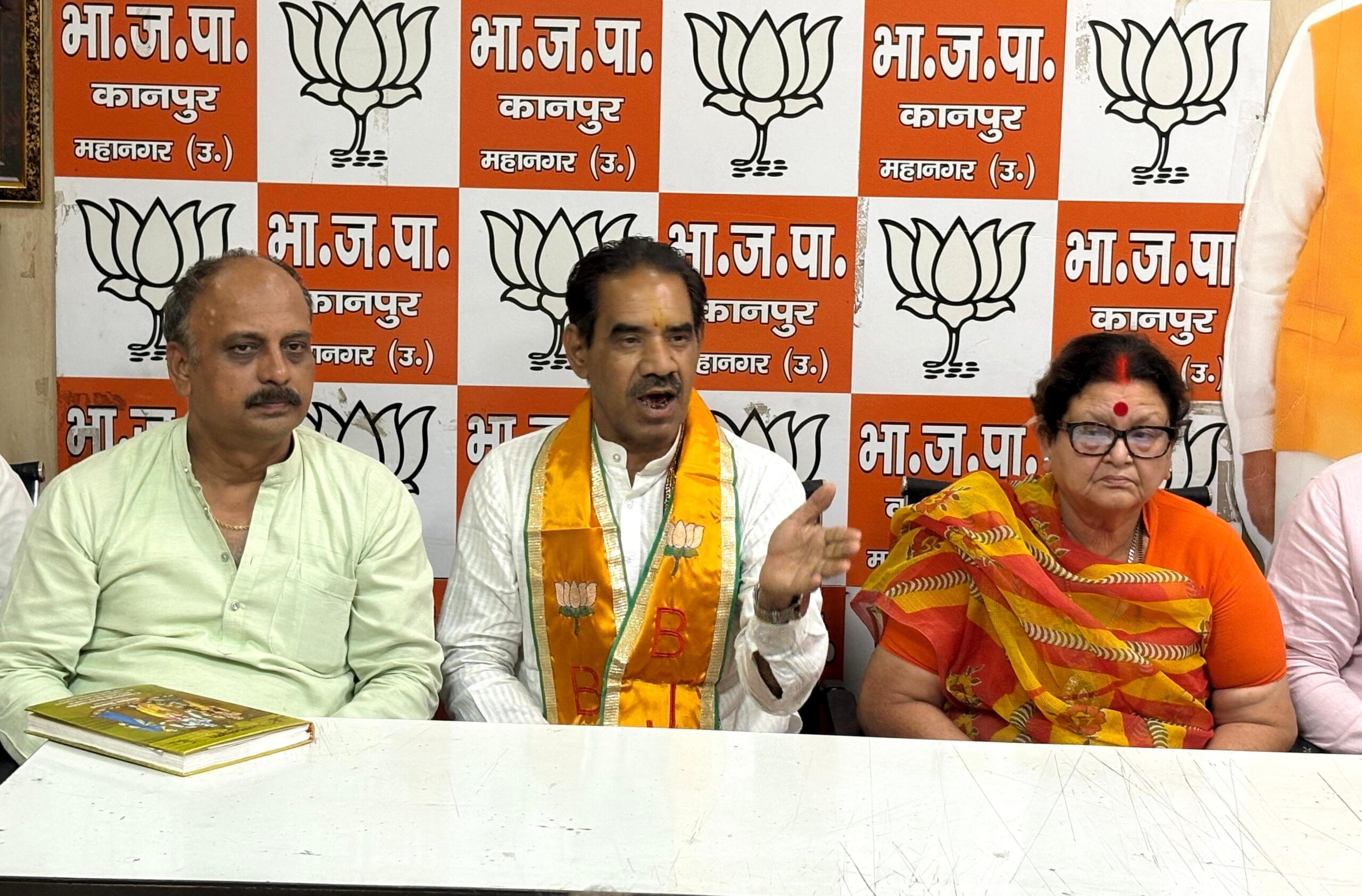 कानपुर में उत्तर के जिला कार्यालय में बैठक करते भाजपा उत्तर जिलाध्यक्ष अनिल दीक्षित व महापौर प्रमिला पांडे का छायाचित्र