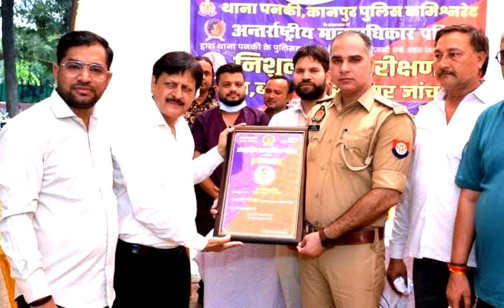 कानपुर में अंतर्राष्ट्रीय मानवाधिकार परिषद के राष्ट्रीय संरक्षक धर्मेंद्र पाल सिंह ने पनकी थाना प्रभारी निरीक्षक मानवेन्द्र सिंह को प्रशस्ति पत्र देकर सम्मानित किया गया का छायाचित्र