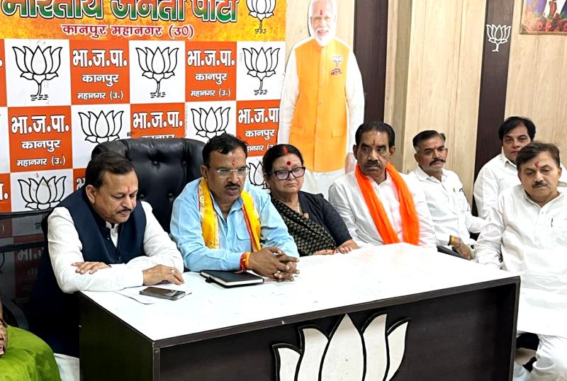 कानपुर में भाजपा उत्तर कार्यालय में आयोजित प्रेस वार्ता के दौरान क्षेत्रीय अध्यक्ष प्रकाश पाल मीडिया को जानकारी देते हुए का छायाचित्र